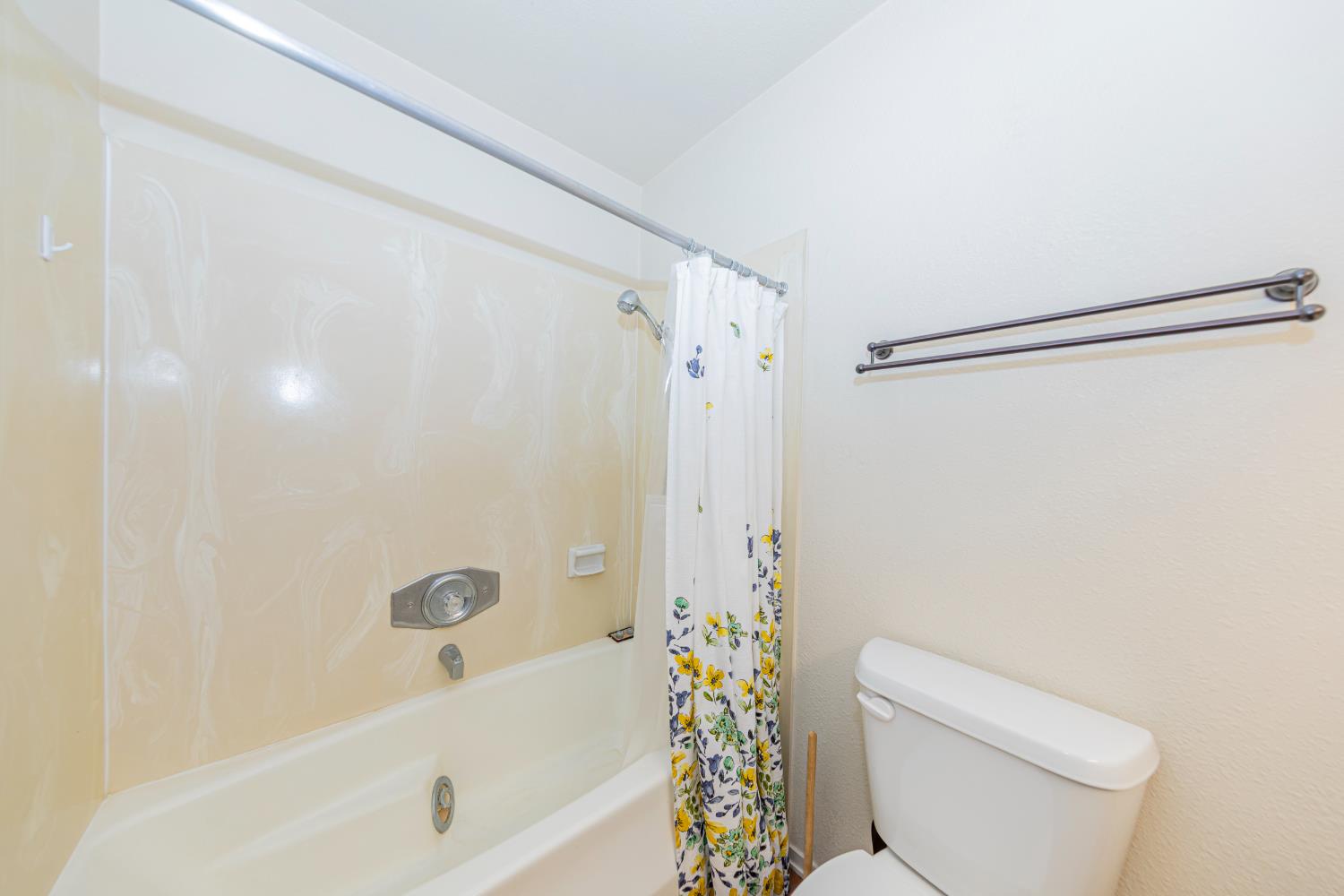 45453 N Oakview Dr, Oakhurst, CA 93644