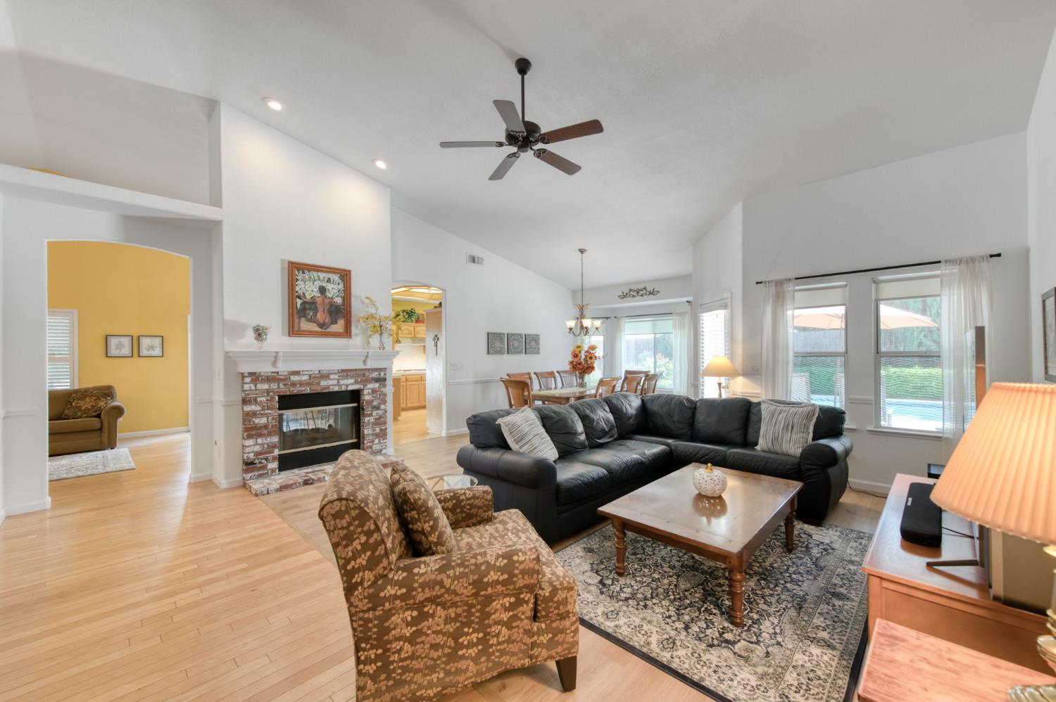1751 N Orangewood Ave, Clovis, CA 93619