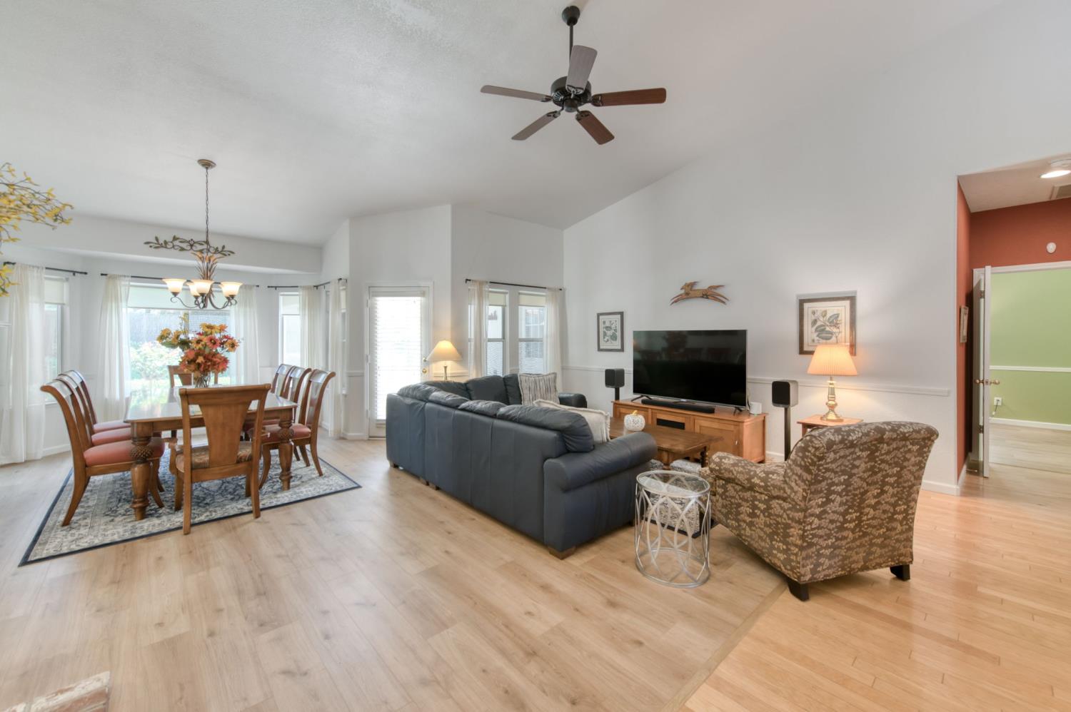 1751 N Orangewood Ave, Clovis, CA 93619