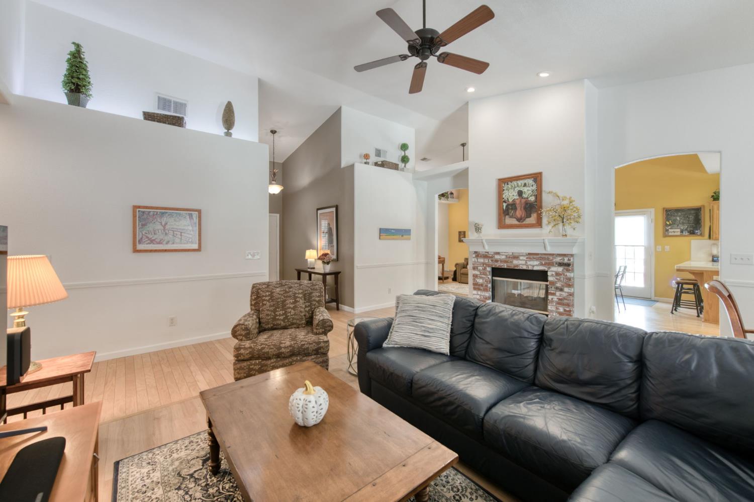 1751 N Orangewood Ave, Clovis, CA 93619