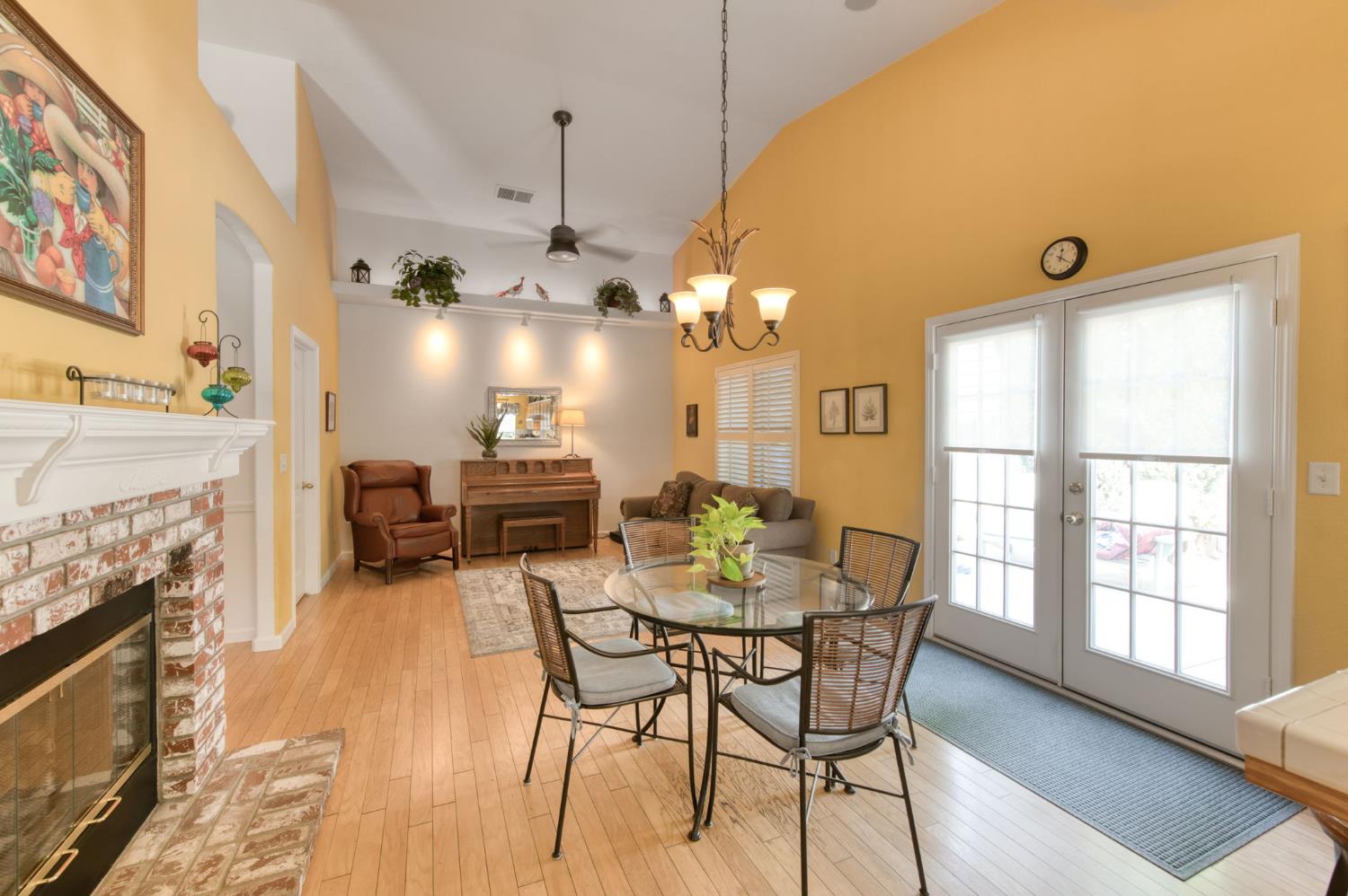 1751 N Orangewood Ave, Clovis, CA 93619