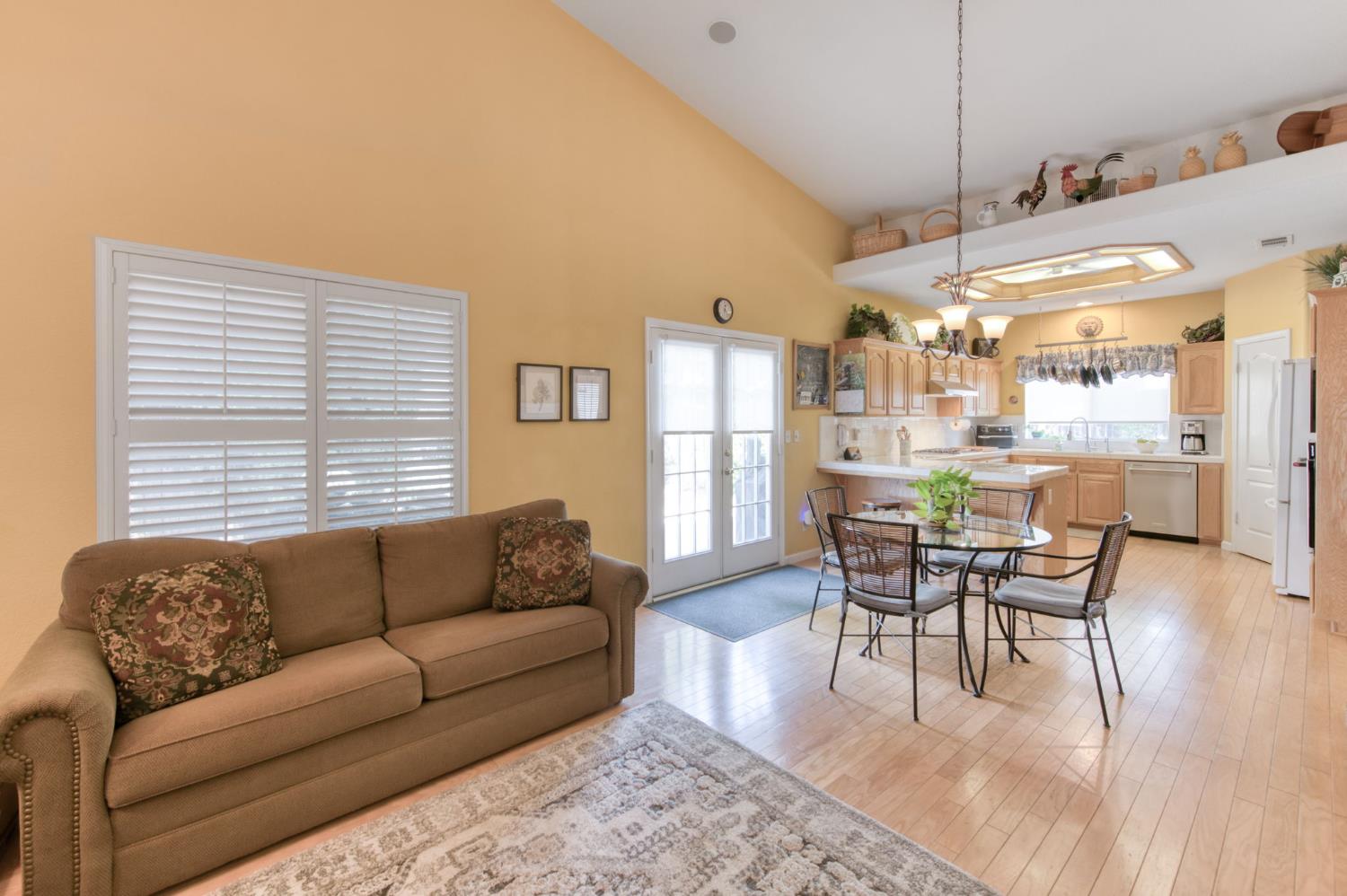 1751 N Orangewood Ave, Clovis, CA 93619