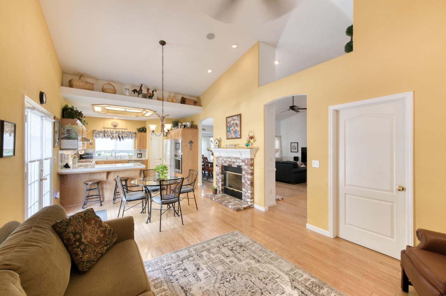 1751 N Orangewood Ave, Clovis, CA 93619