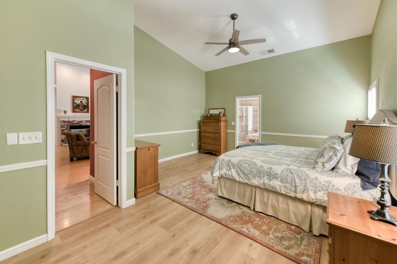 1751 N Orangewood Ave, Clovis, CA 93619