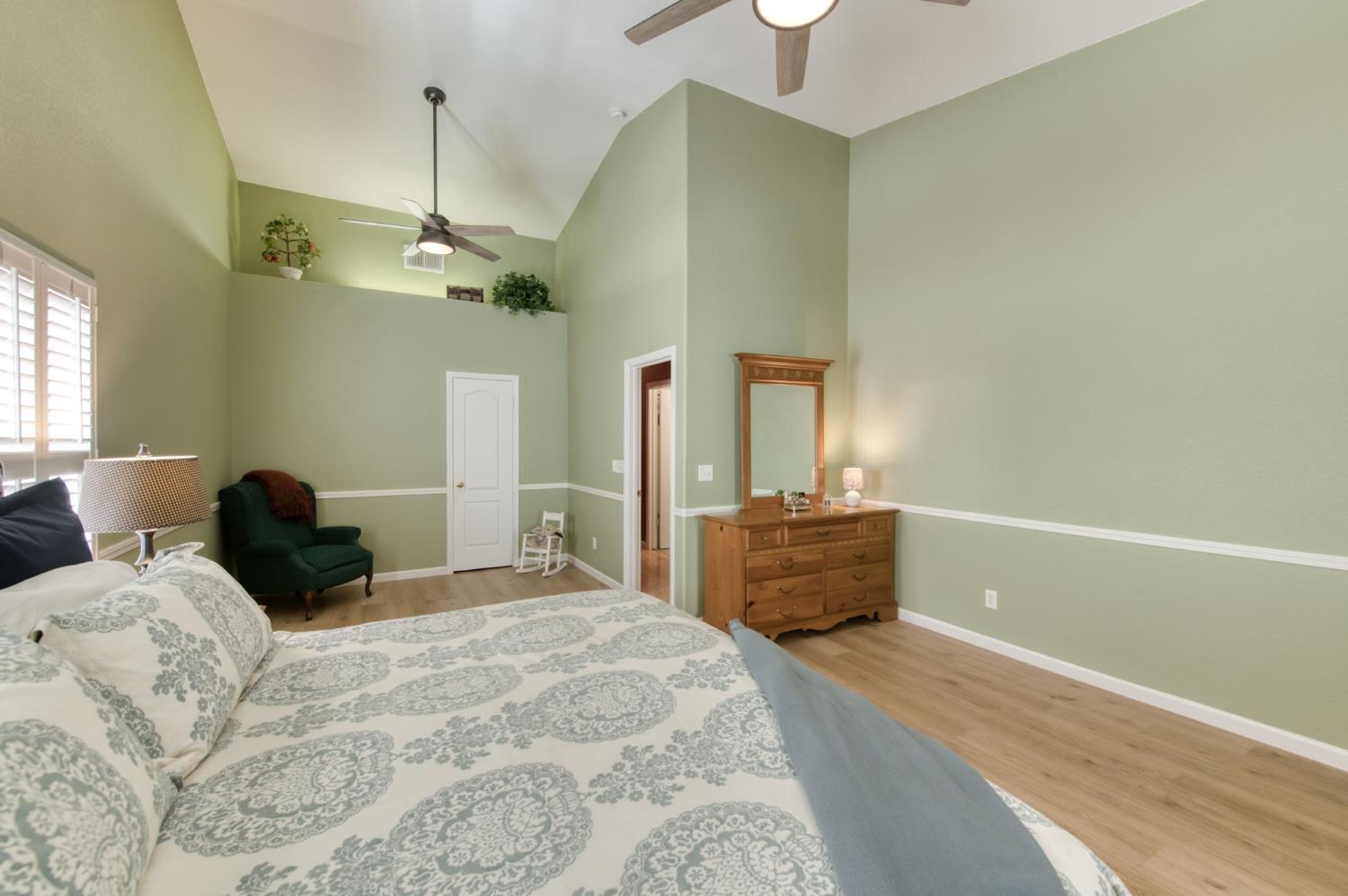 1751 N Orangewood Ave, Clovis, CA 93619