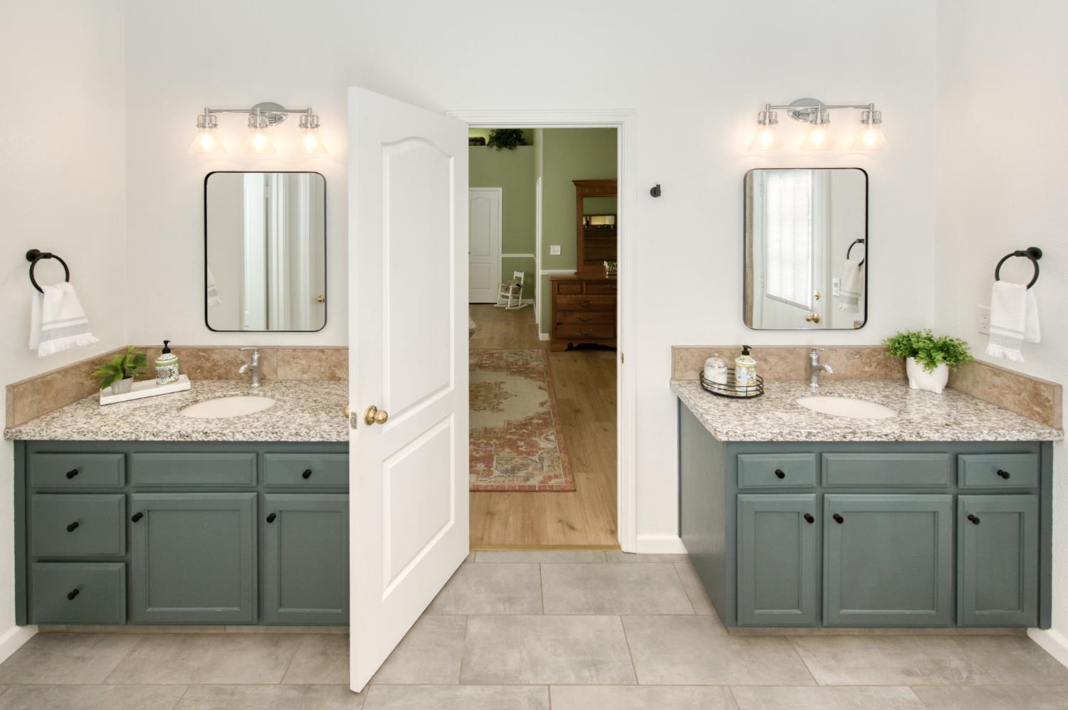 1751 N Orangewood Ave, Clovis, CA 93619