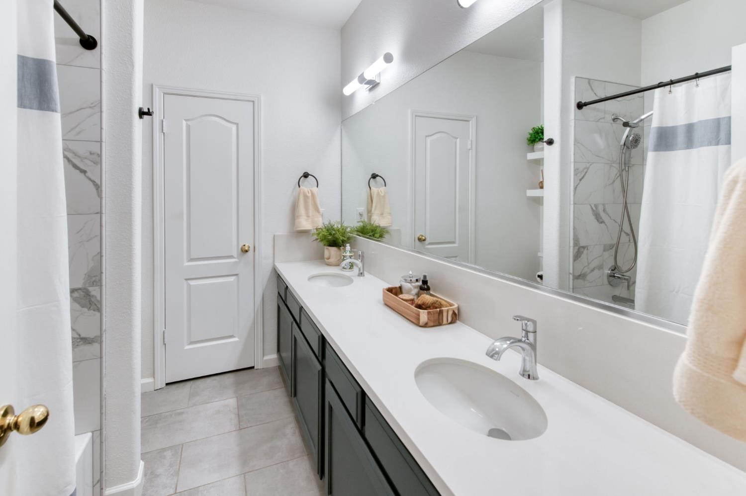 1751 N Orangewood Ave, Clovis, CA 93619