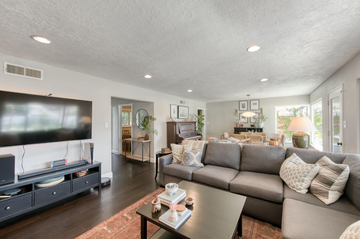 425 W Keats Ave, Fresno, CA 93704