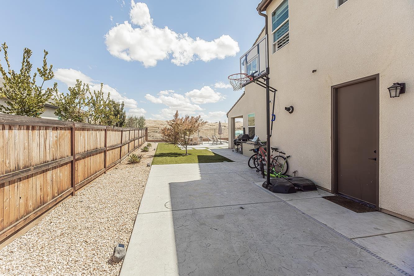 4475 Crown Bluffs Dr, Madera, CA 93636