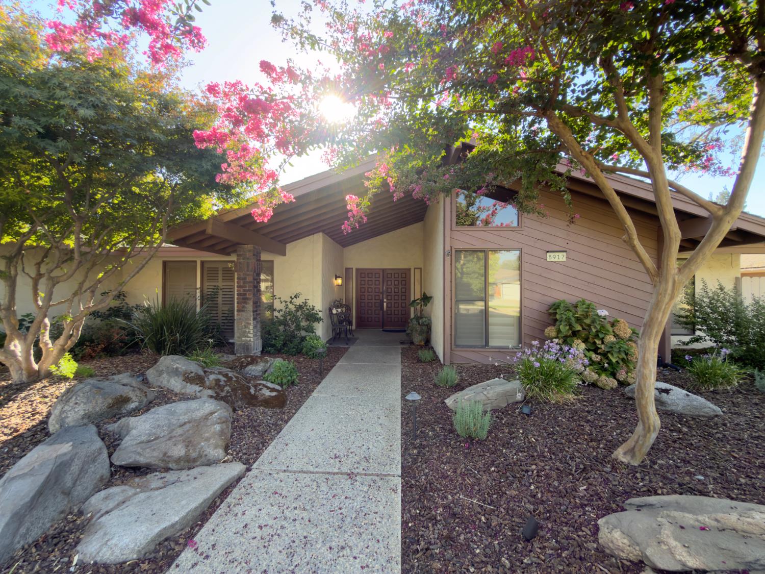 8917 N 6th St, Fresno, CA 93720