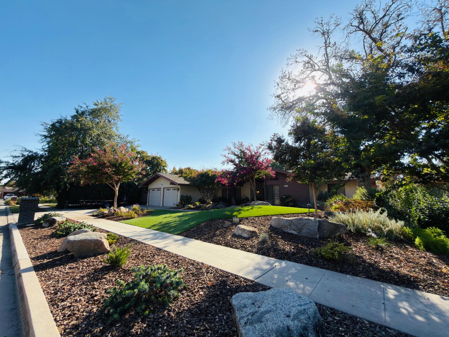 8917 N 6th St, Fresno, CA 93720