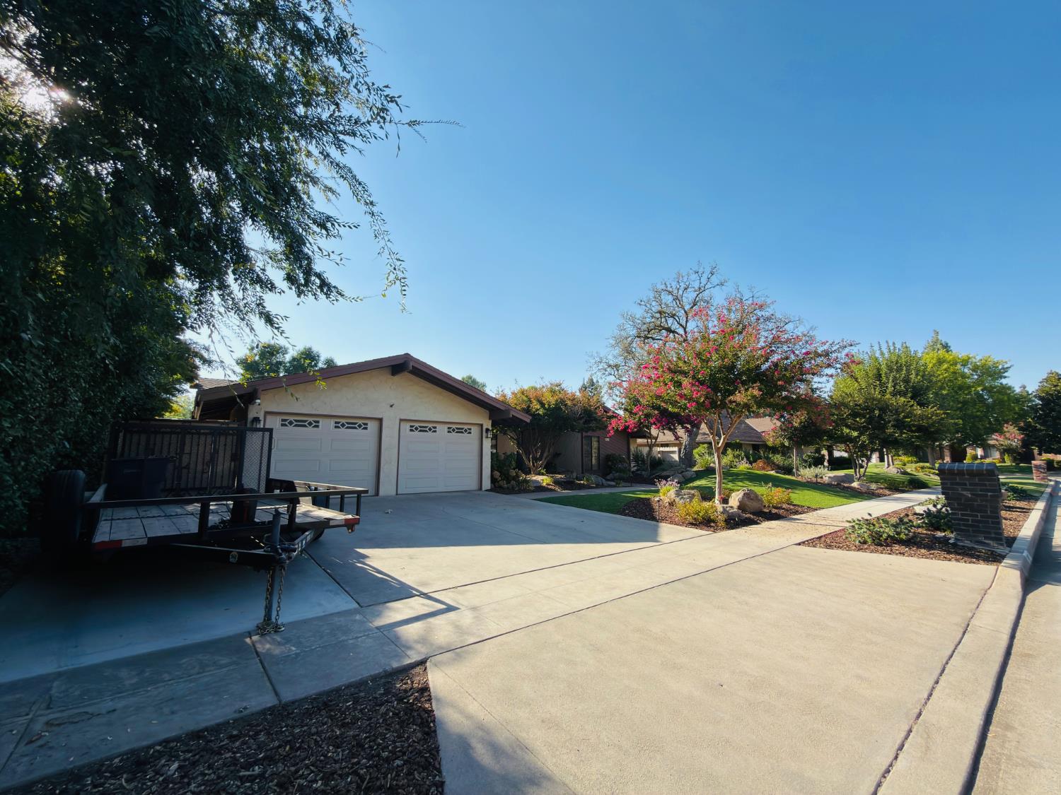 8917 N 6th St, Fresno, CA 93720