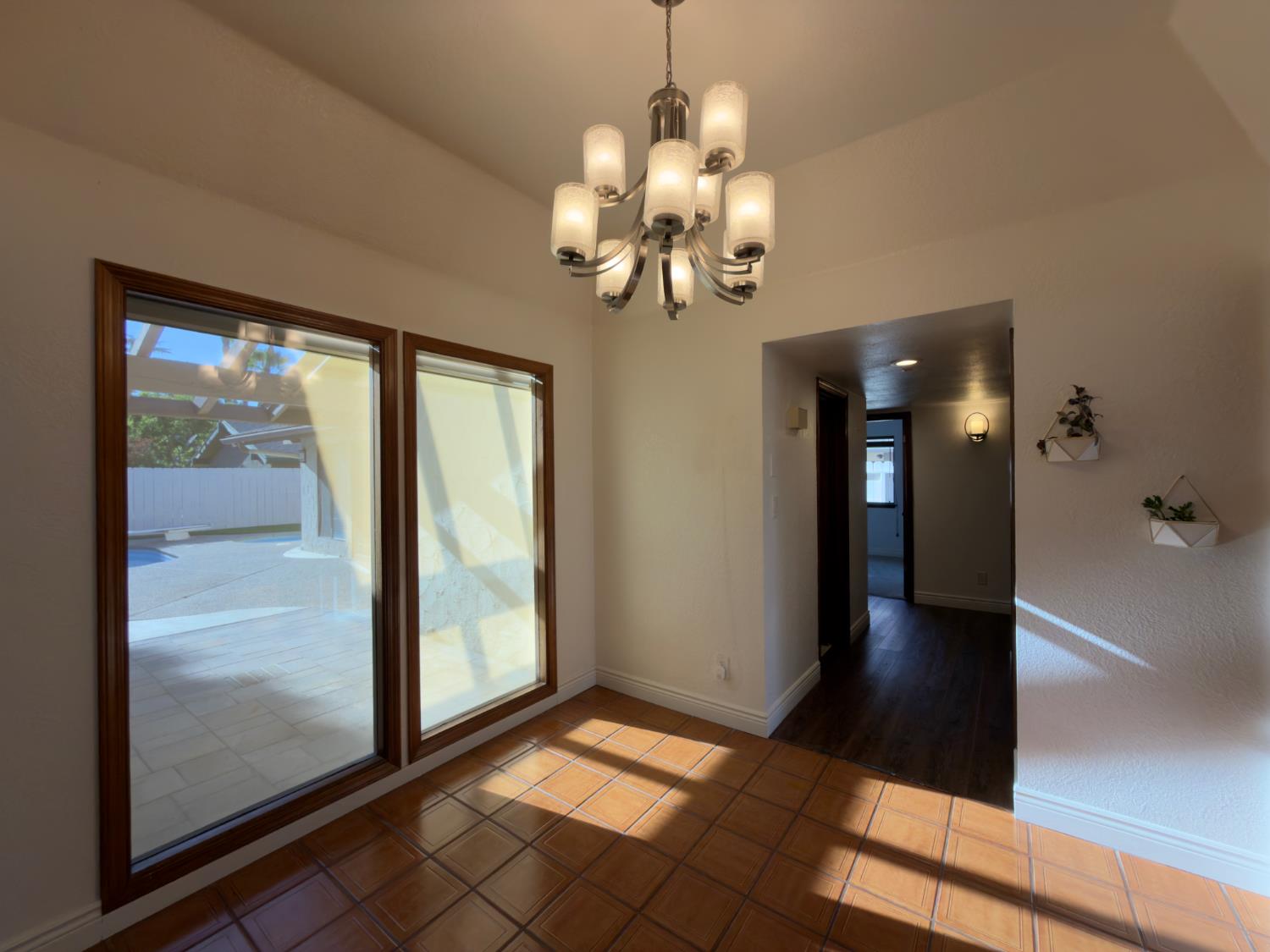 8917 N 6th St, Fresno, CA 93720