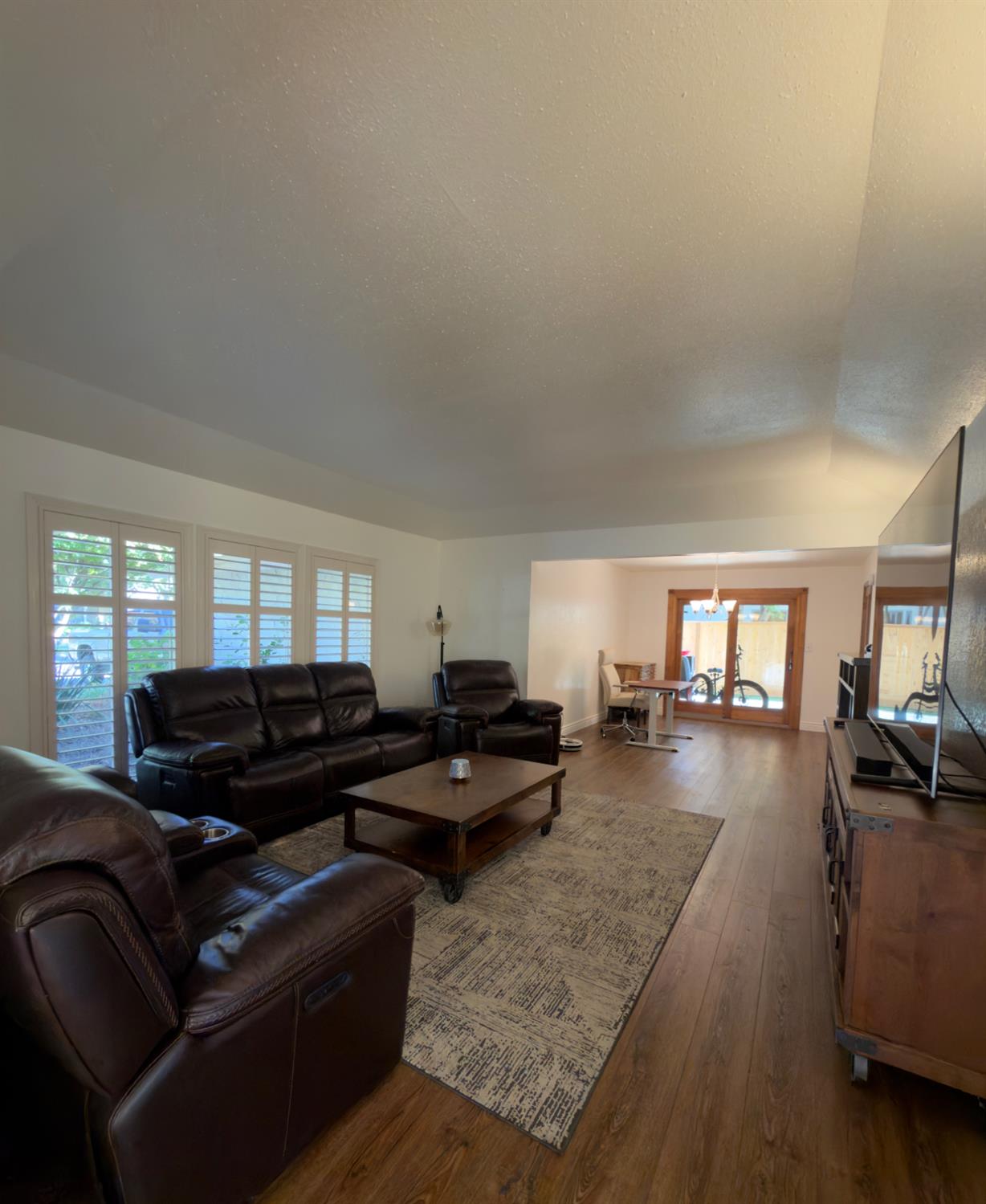 8917 N 6th St, Fresno, CA 93720