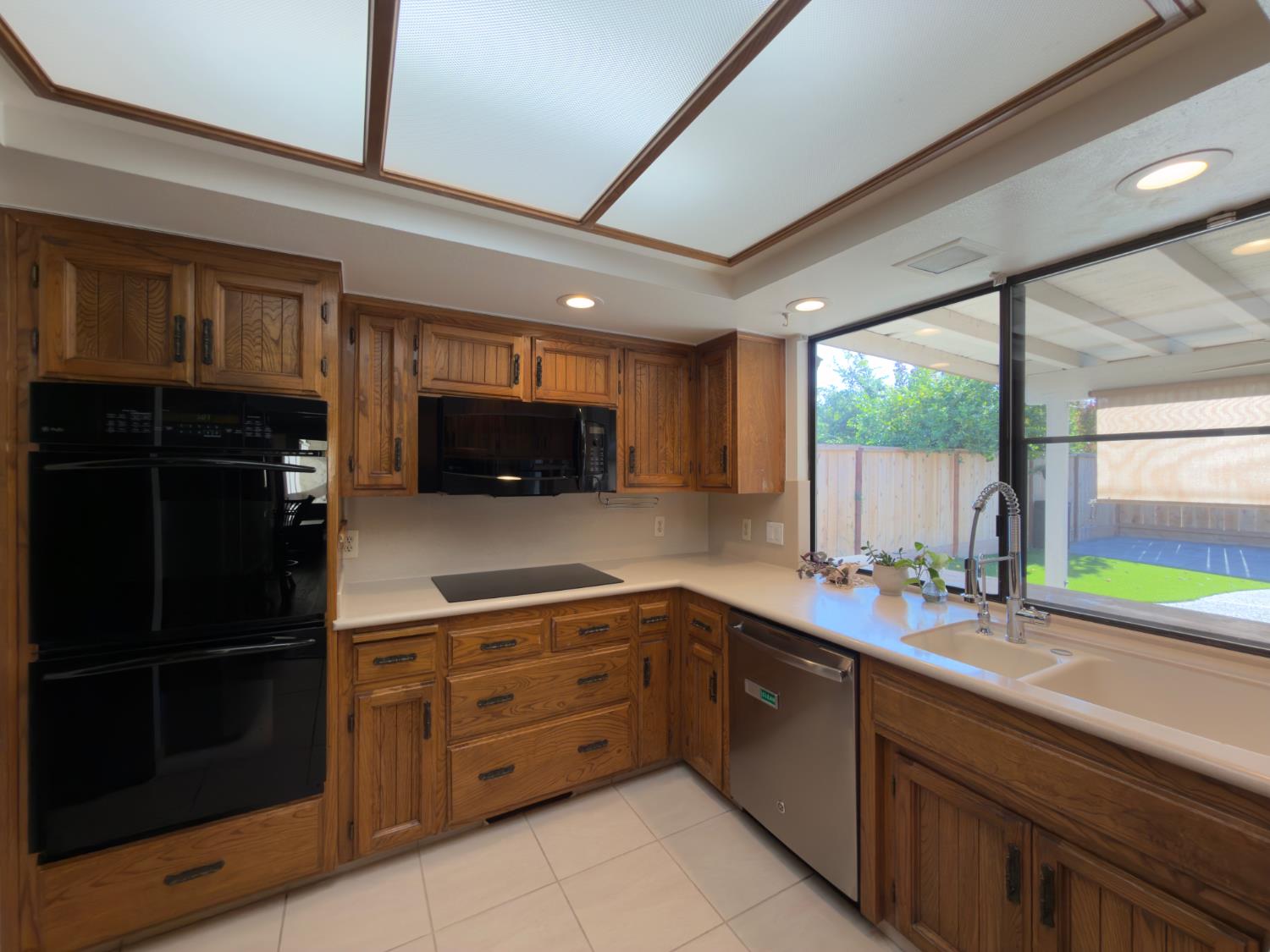 8917 N 6th St, Fresno, CA 93720