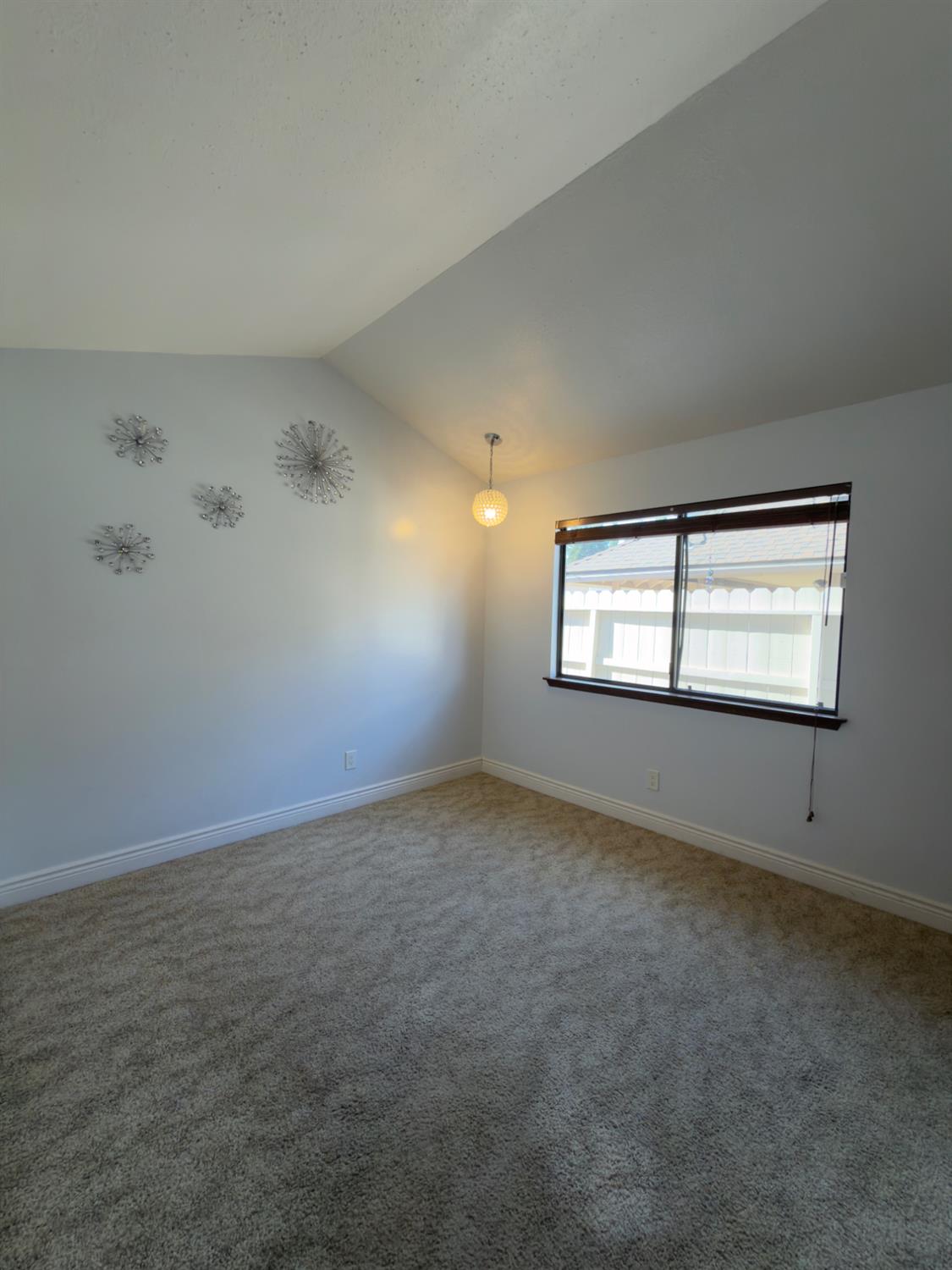 8917 N 6th St, Fresno, CA 93720