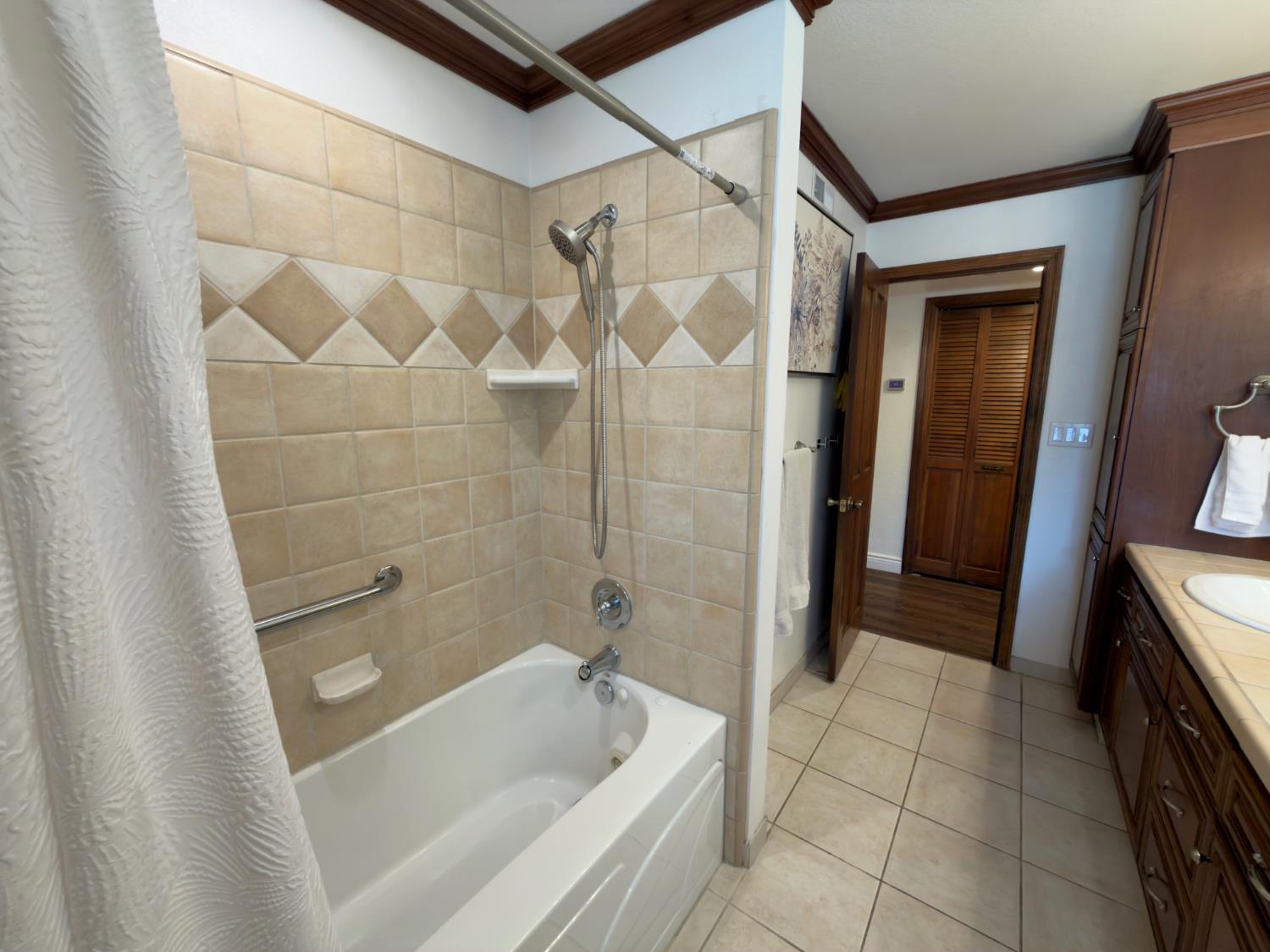 8917 N 6th St, Fresno, CA 93720