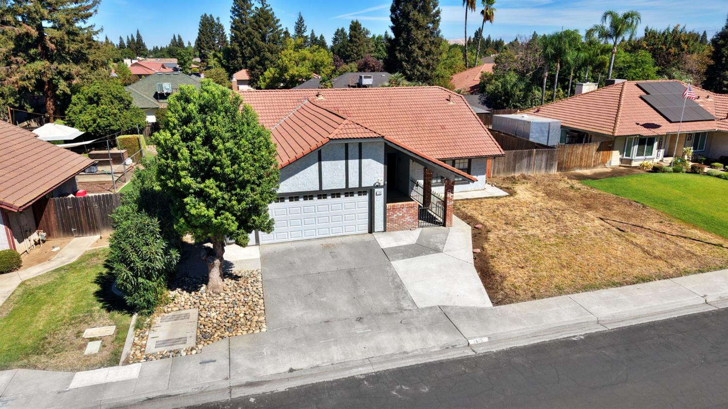 2325 Lincoln Ave, Clovis, CA 93611