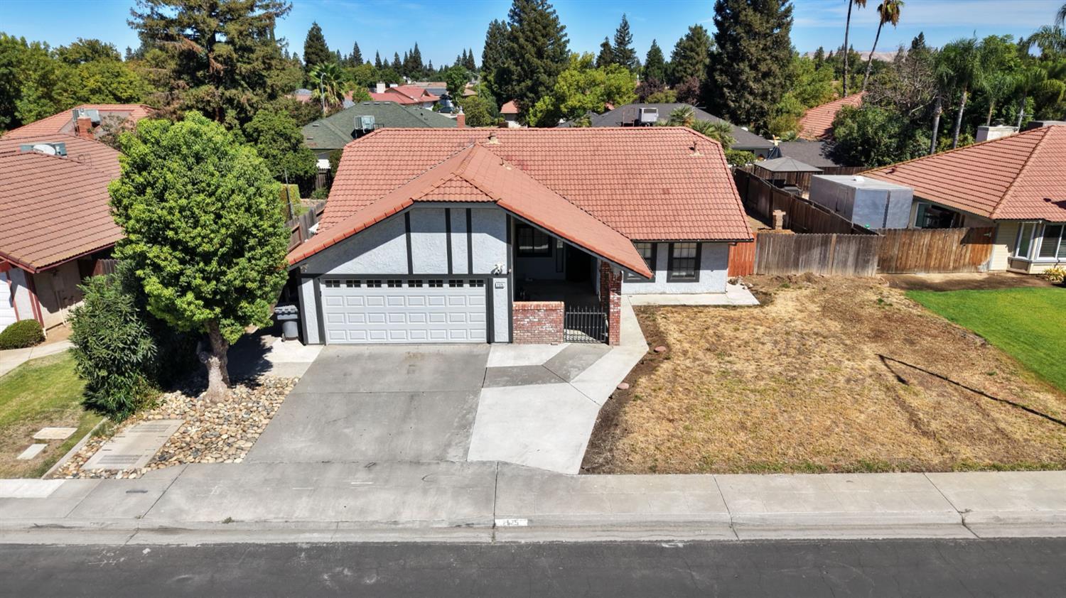 2325 Lincoln Ave, Clovis, CA 93611
