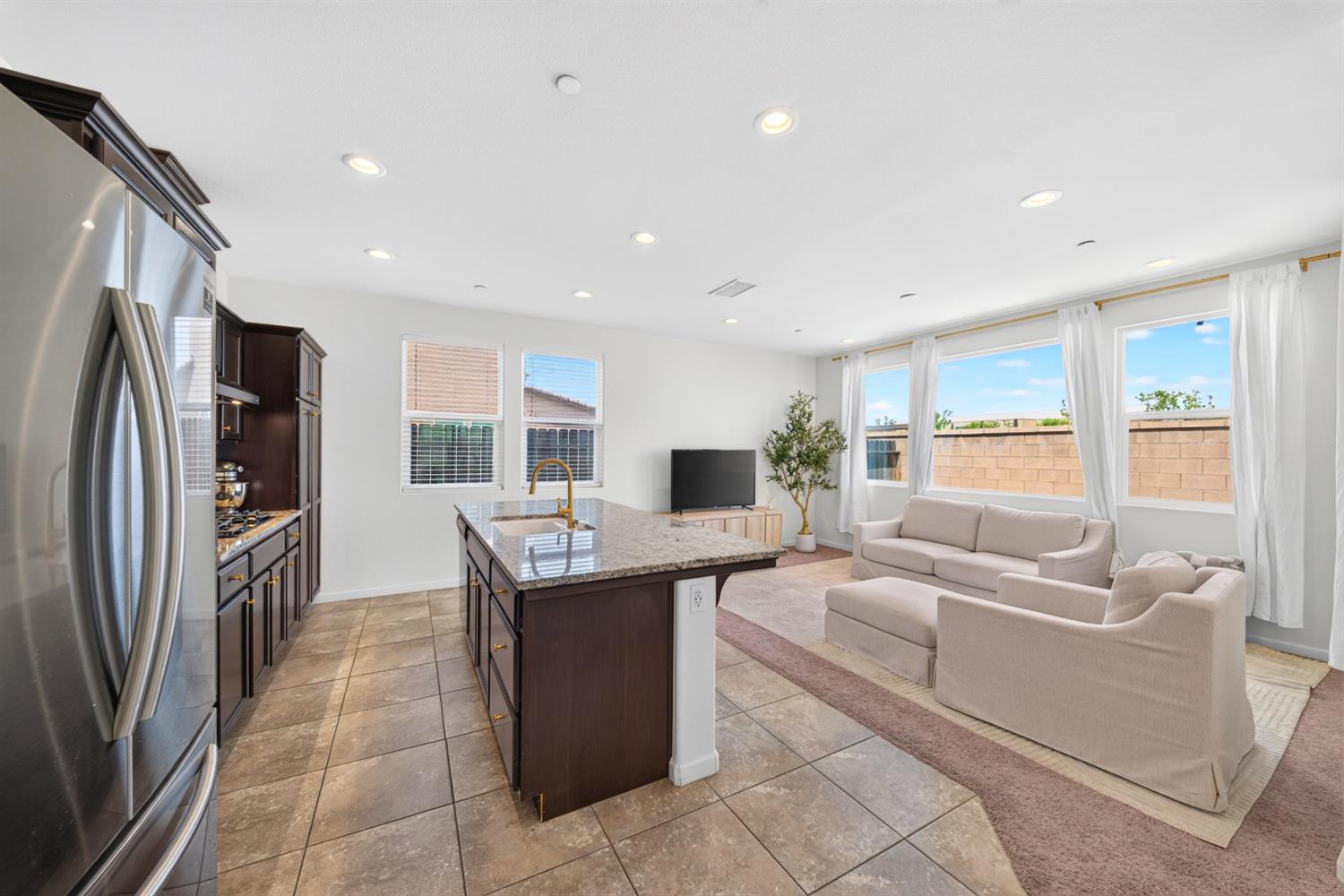 656 N Elise Ln, Fresno, CA 93727