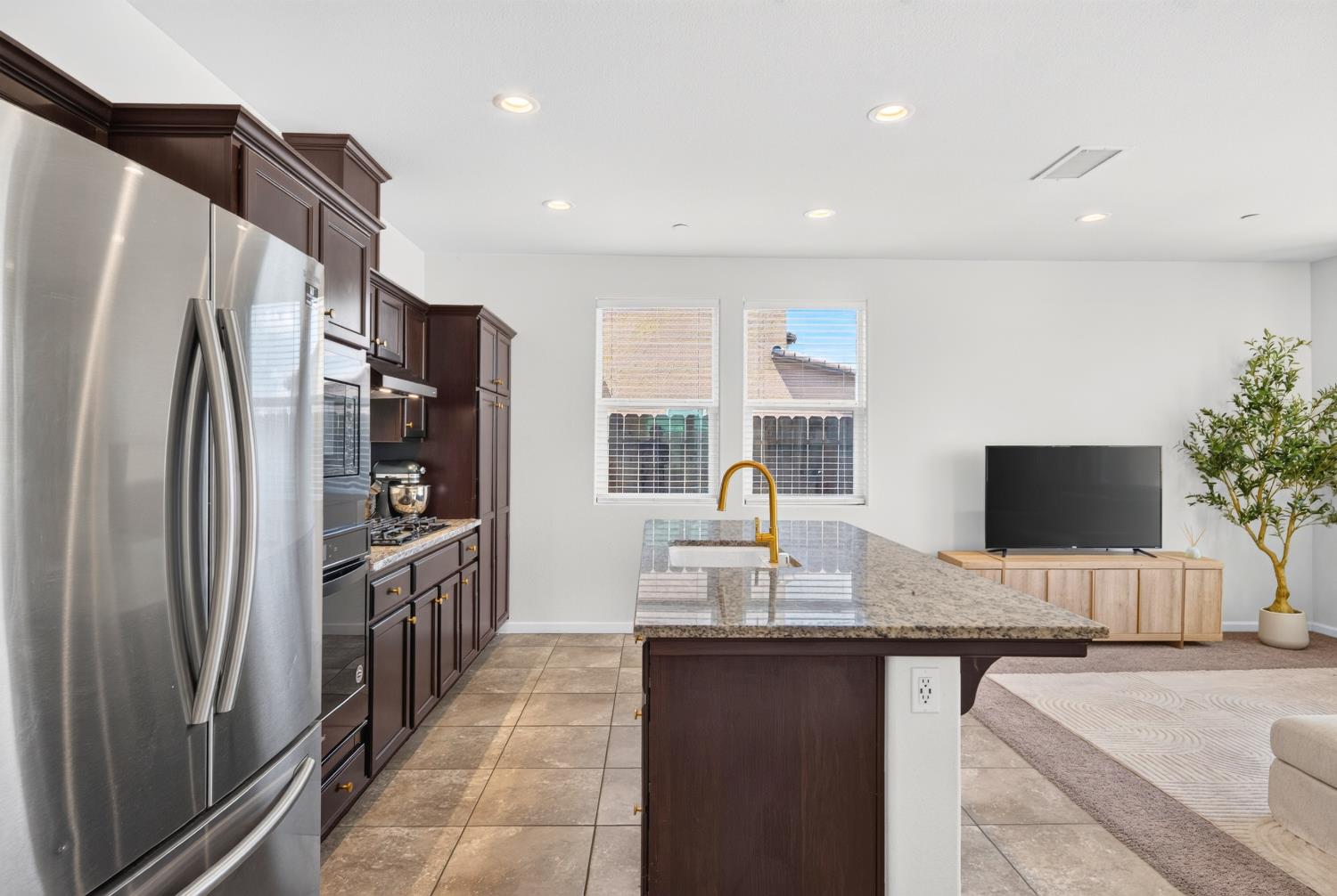 656 N Elise Ln, Fresno, CA 93727