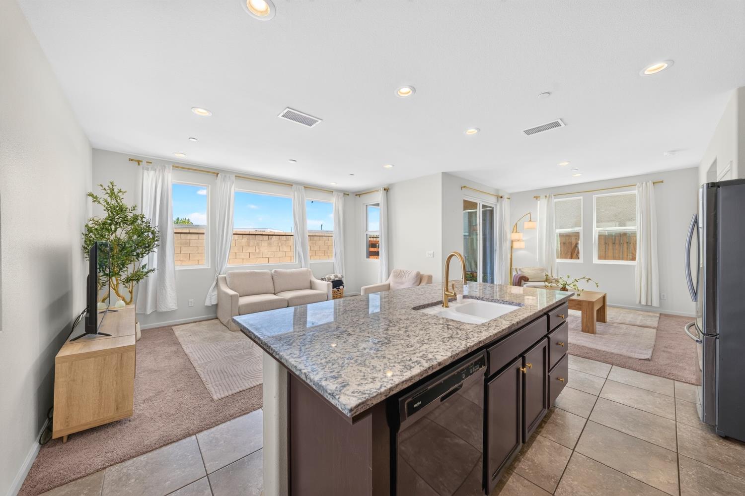 656 N Elise Ln, Fresno, CA 93727