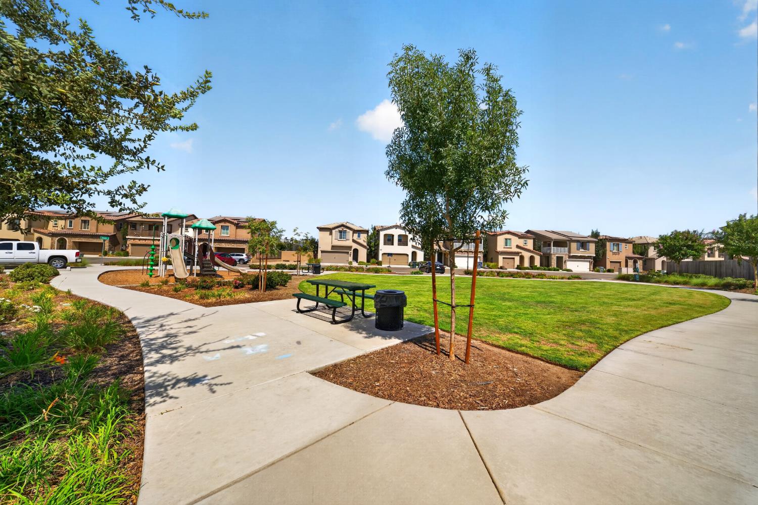 656 N Elise Ln, Fresno, CA 93727
