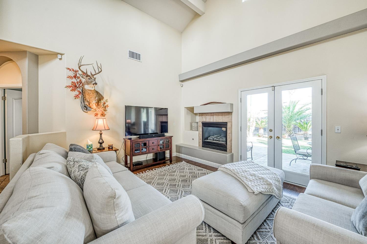 5744 W Cromwell Ave, Fresno, CA 93722