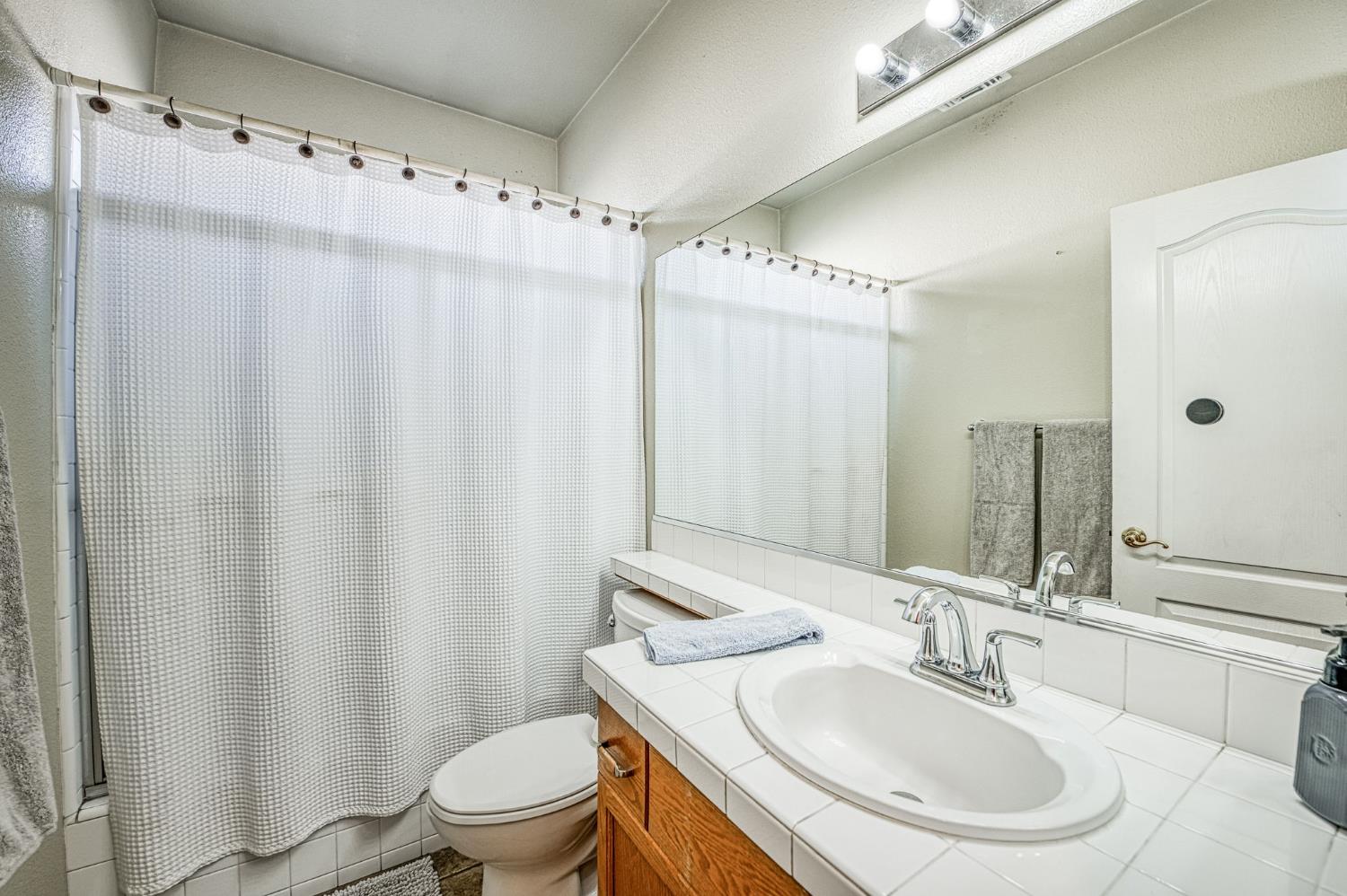 5744 W Cromwell Ave, Fresno, CA 93722