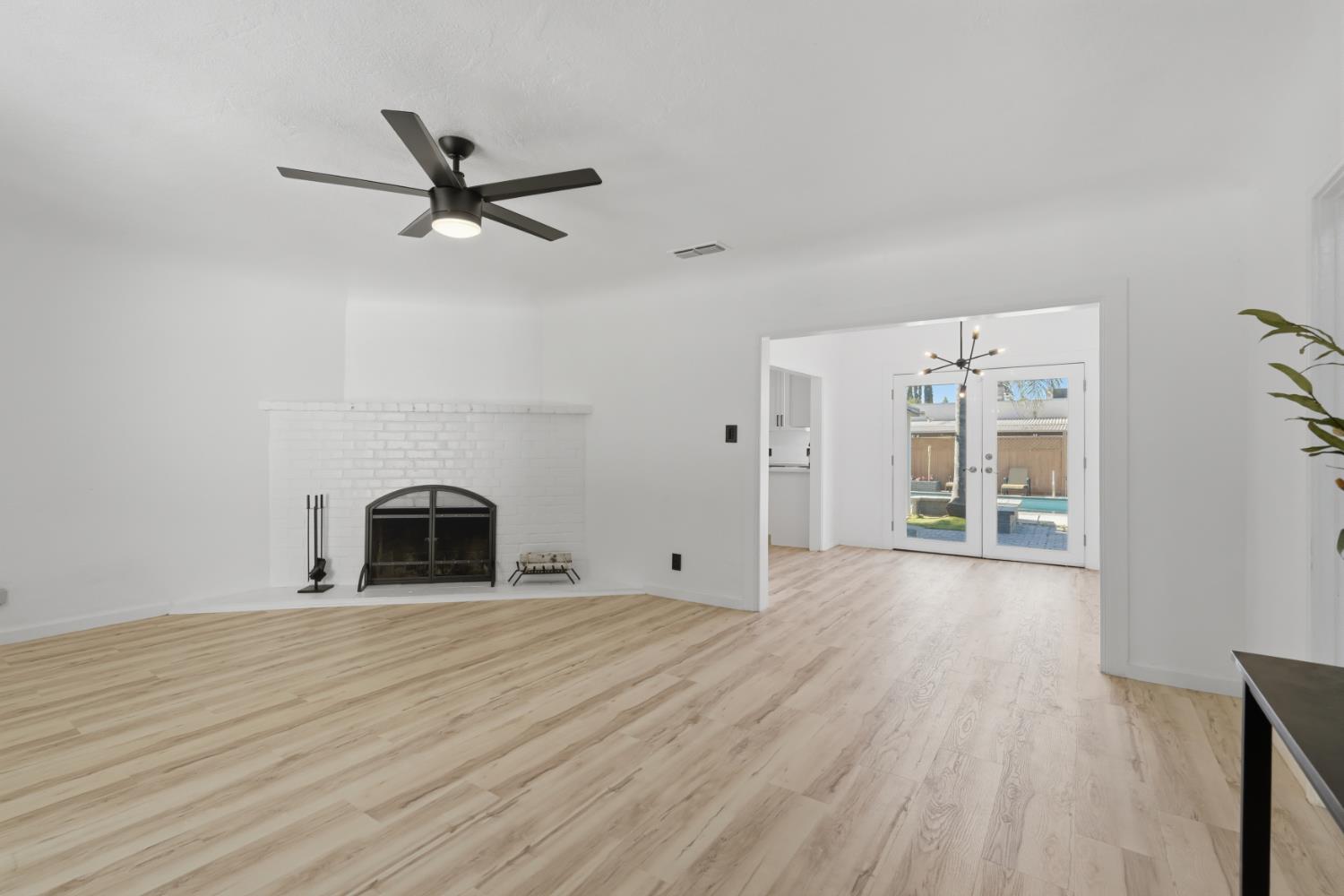 16 E Andrews Ave, Fresno, CA 93704
