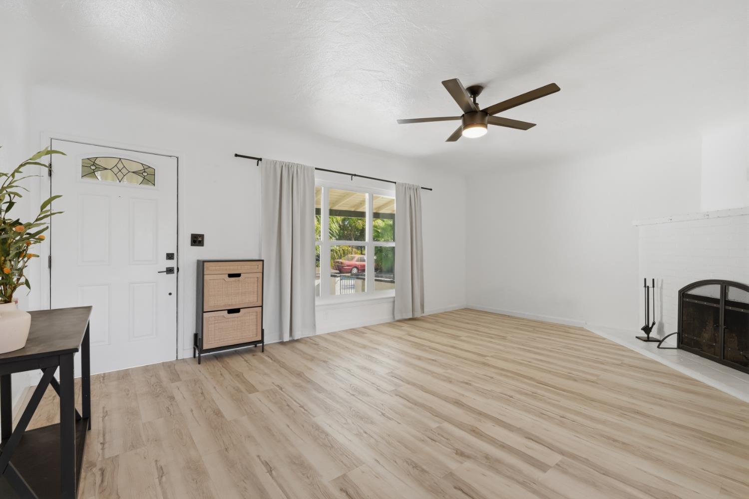 16 E Andrews Ave, Fresno, CA 93704
