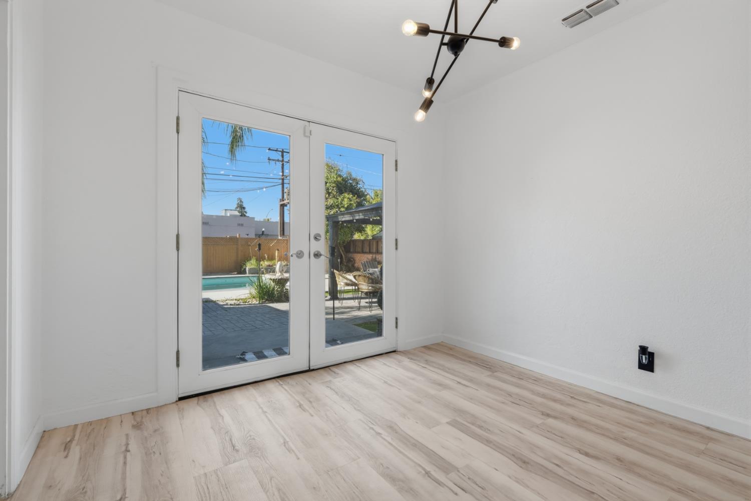 16 E Andrews Ave, Fresno, CA 93704