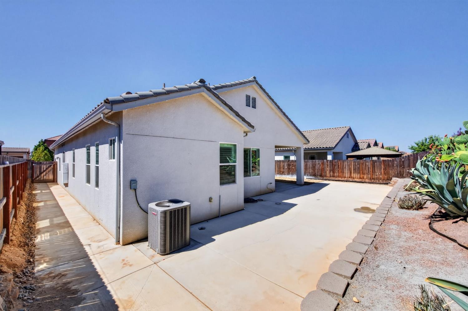 639 Mesa Dr S, Madera, CA 93636
