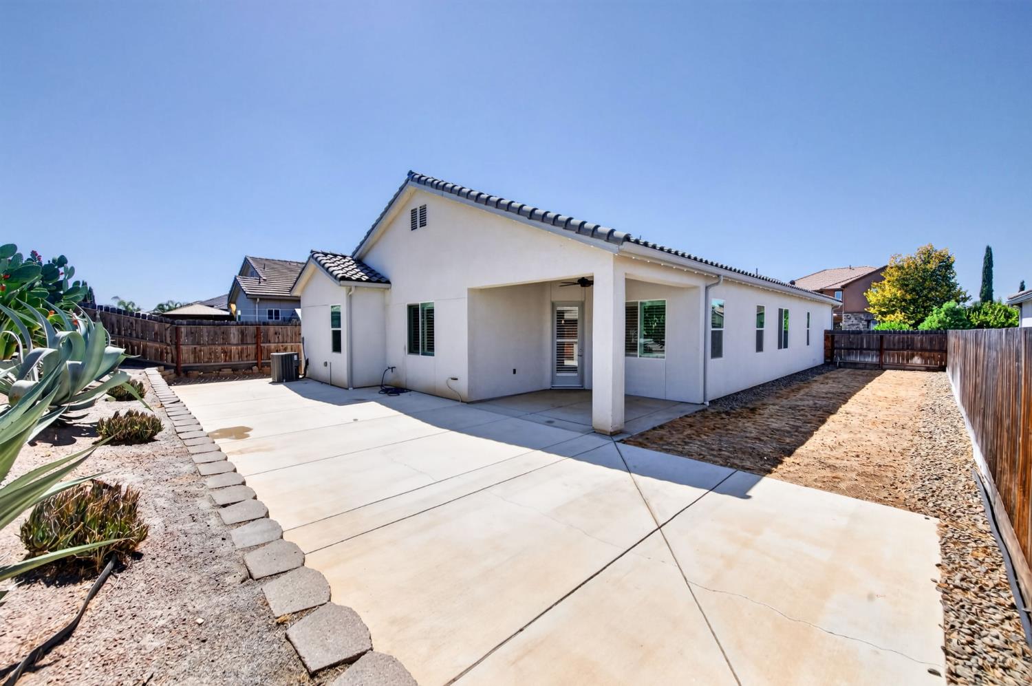 639 Mesa Dr S, Madera, CA 93636