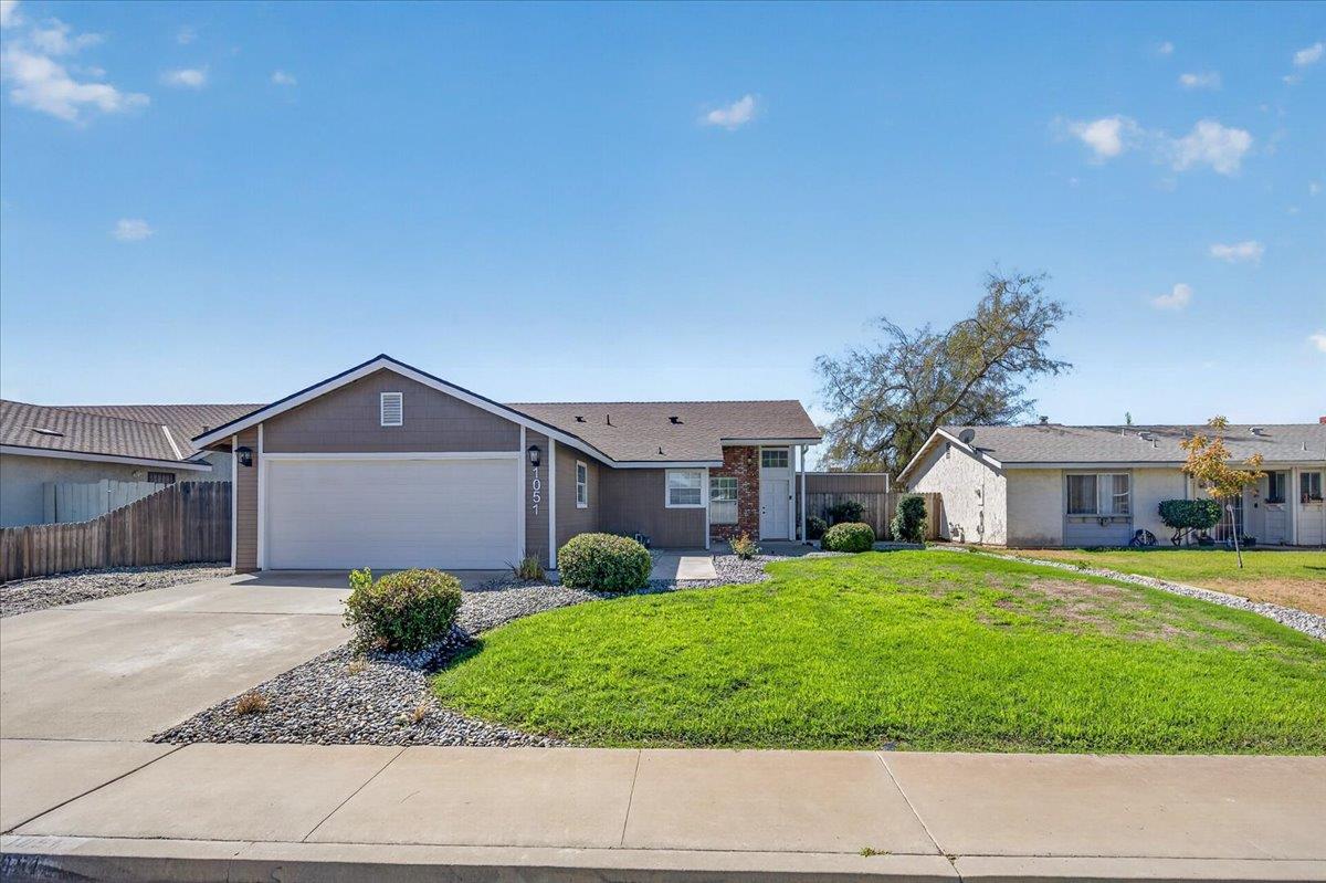 1051 E Terrace Dr, Hanford, CA 93230