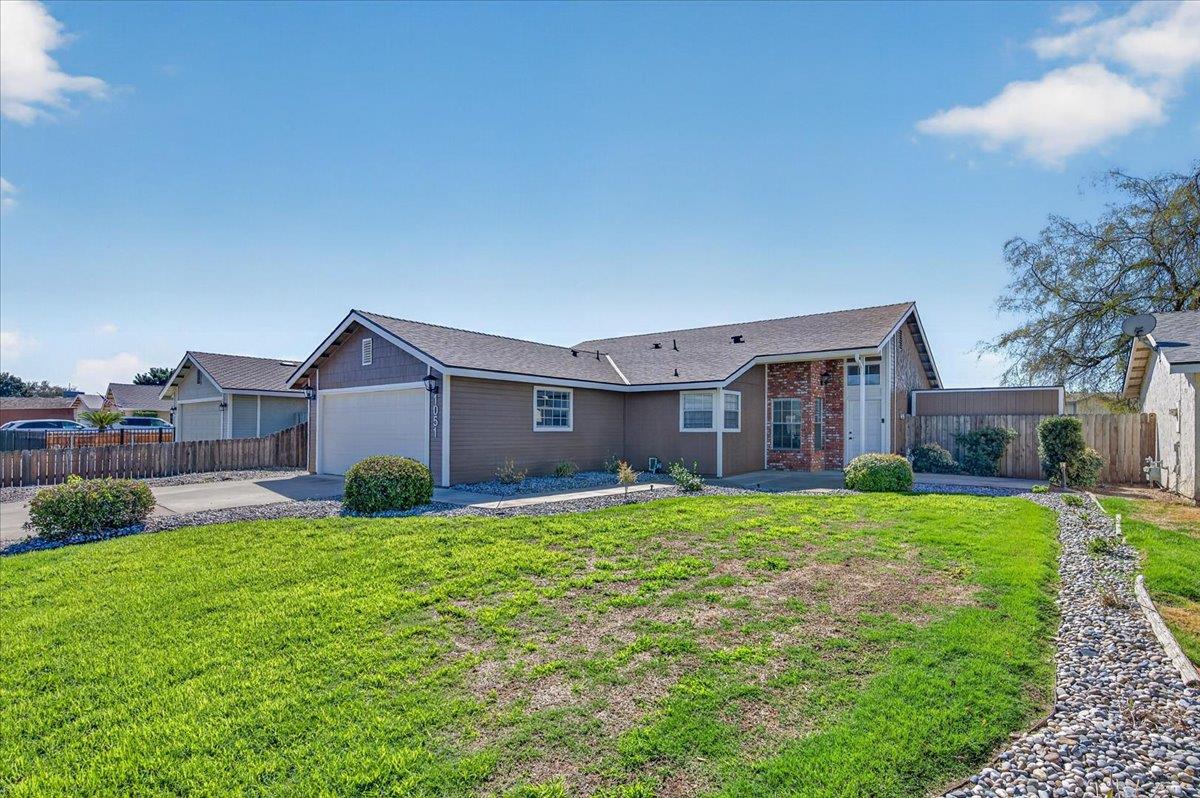 1051 E Terrace Dr, Hanford, CA 93230