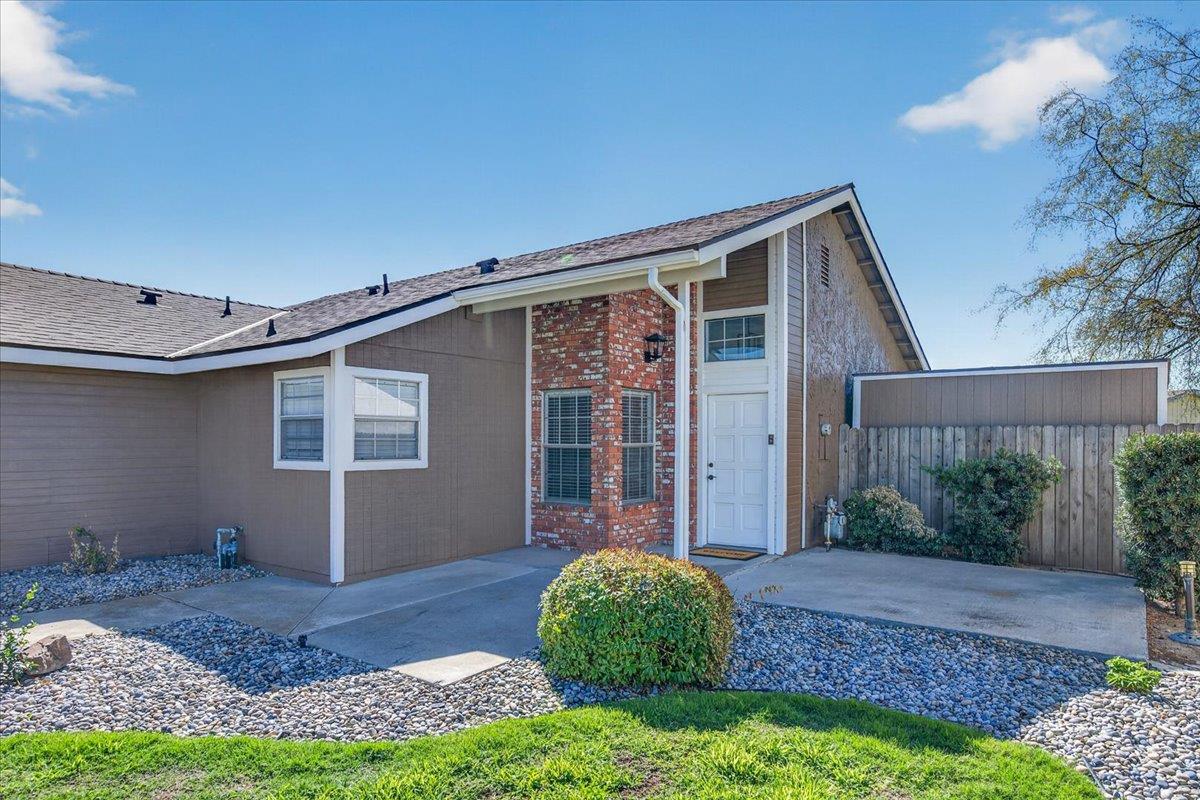 1051 E Terrace Dr, Hanford, CA 93230