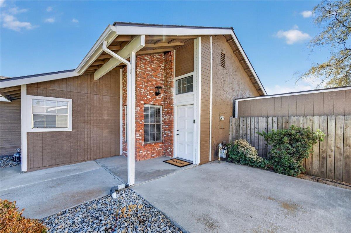 1051 E Terrace Dr, Hanford, CA 93230
