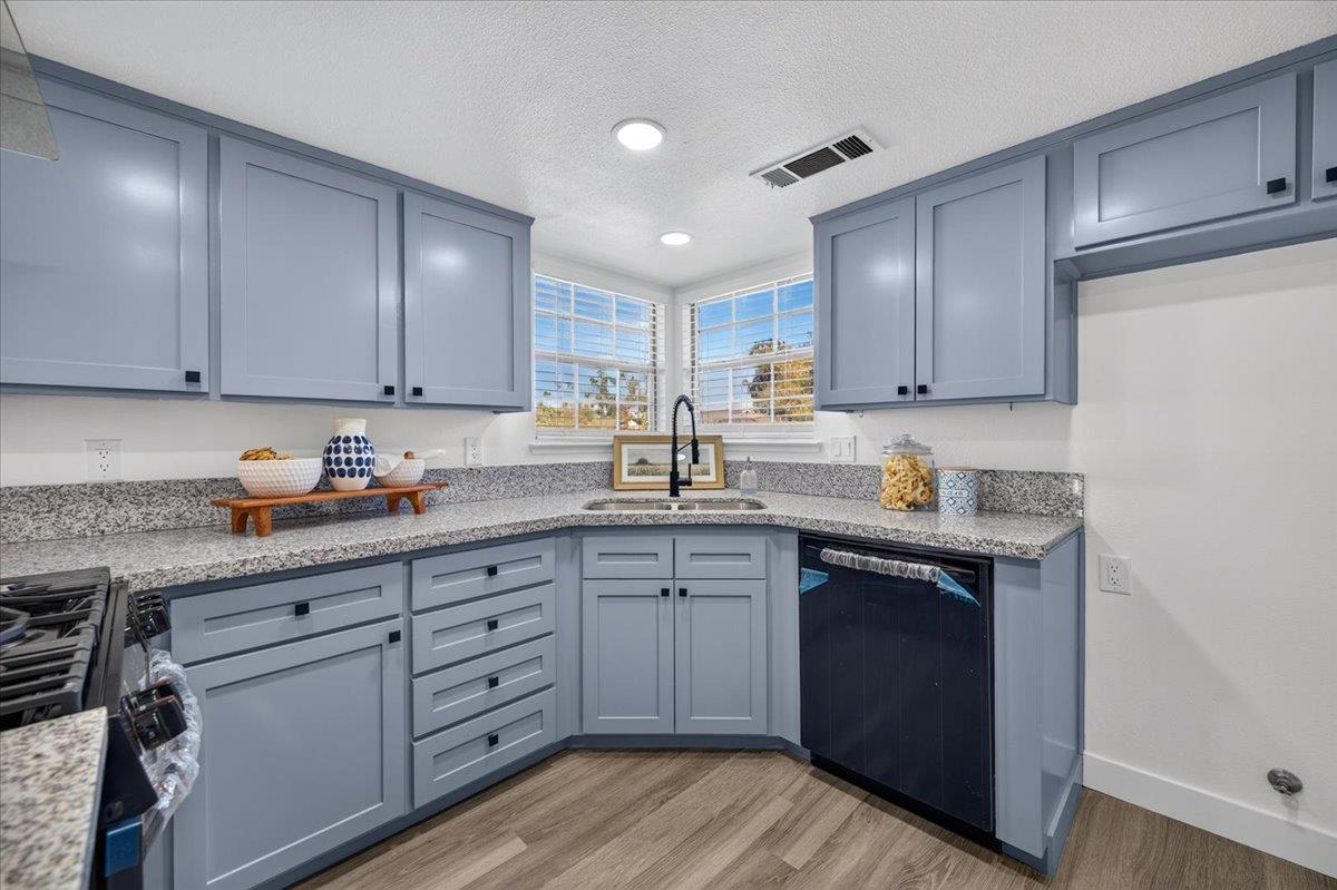 1051 E Terrace Dr, Hanford, CA 93230