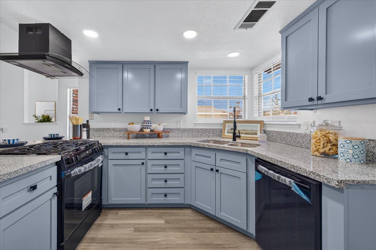 1051 E Terrace Dr, Hanford, CA 93230