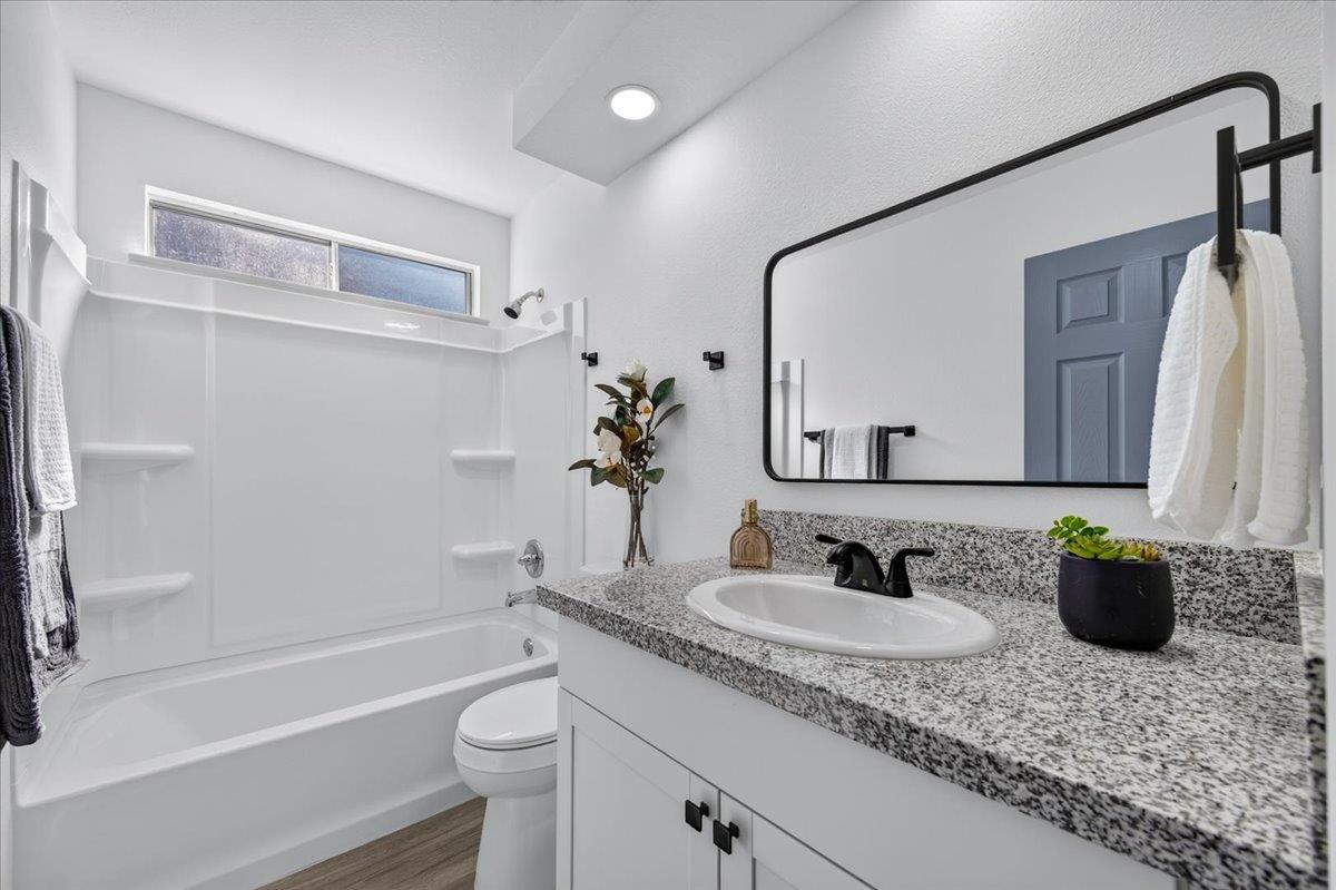 1051 E Terrace Dr, Hanford, CA 93230