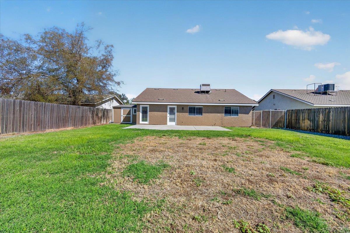 1051 E Terrace Dr, Hanford, CA 93230