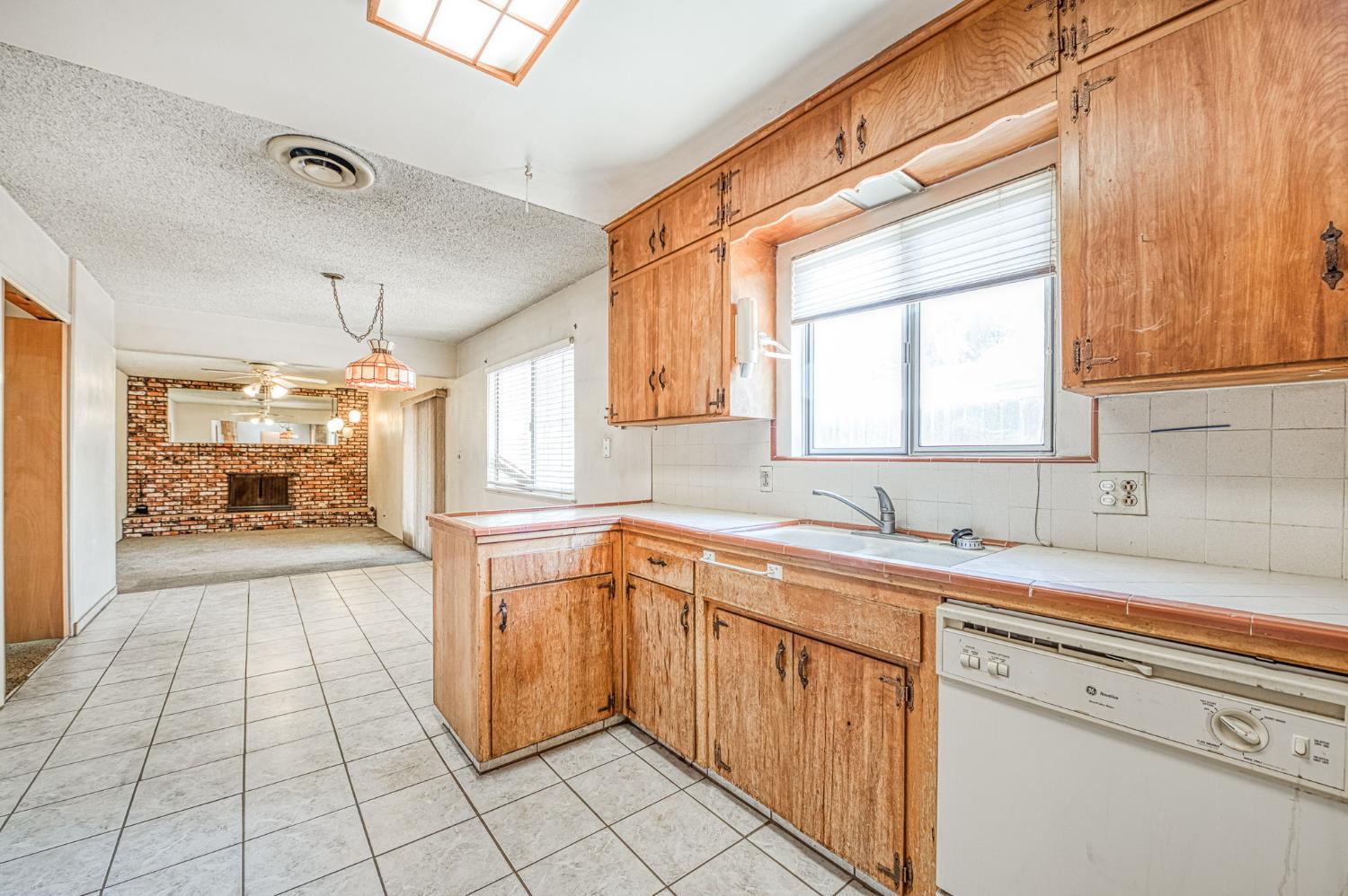 818 S Del Norte Ave, Kerman, CA 93630