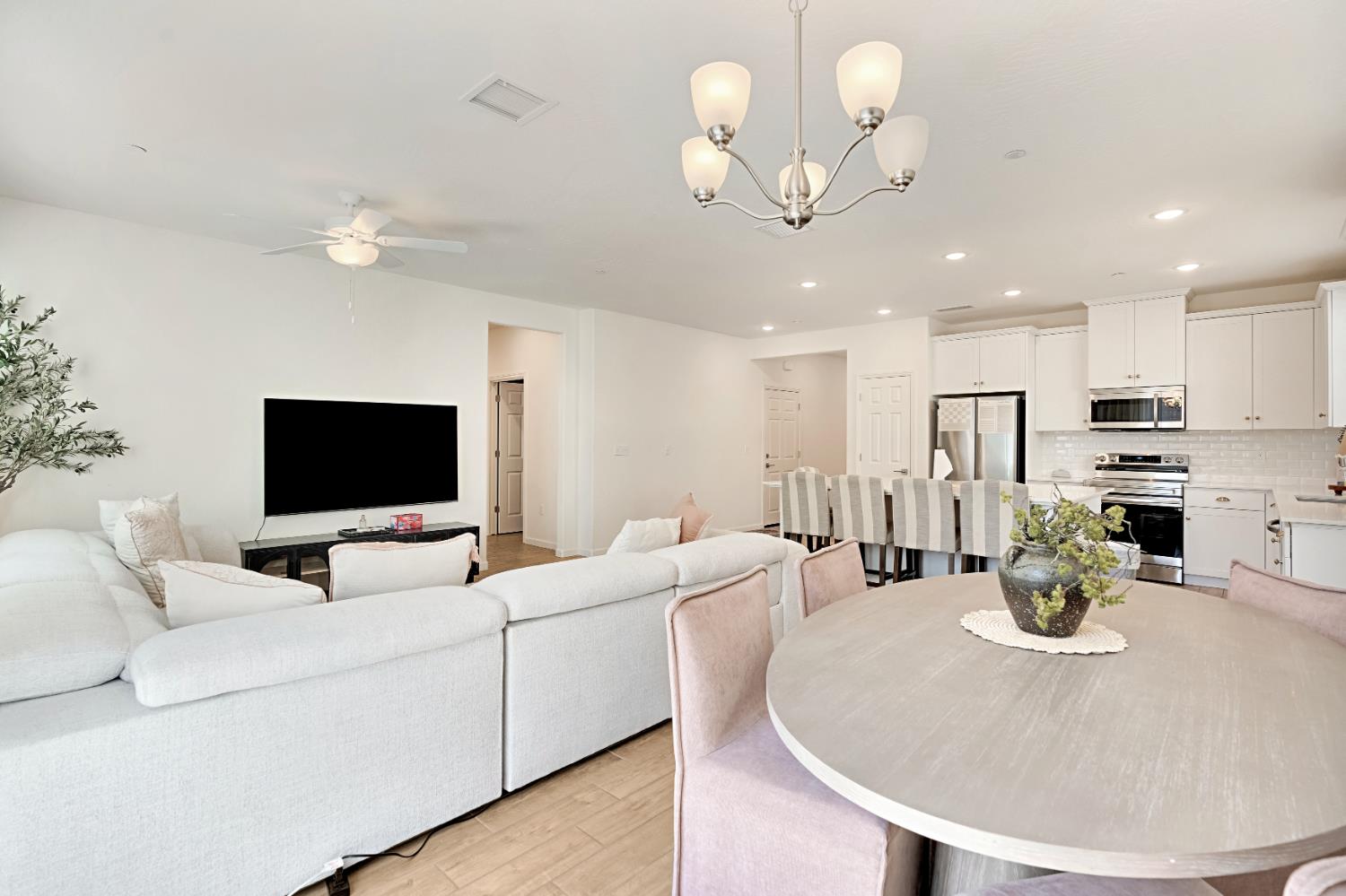 163 Reunion Way S, Madera, CA 93636