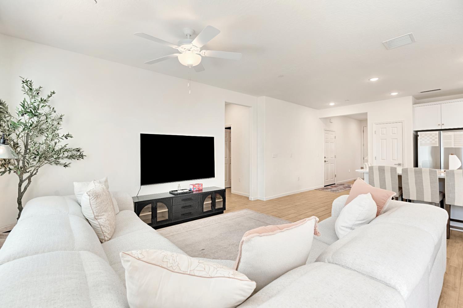 163 Reunion Way S, Madera, CA 93636