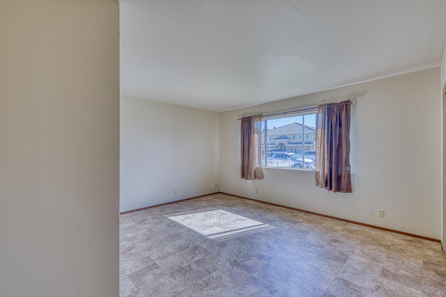 290 Carnoble Dr, Hollister, CA 95023