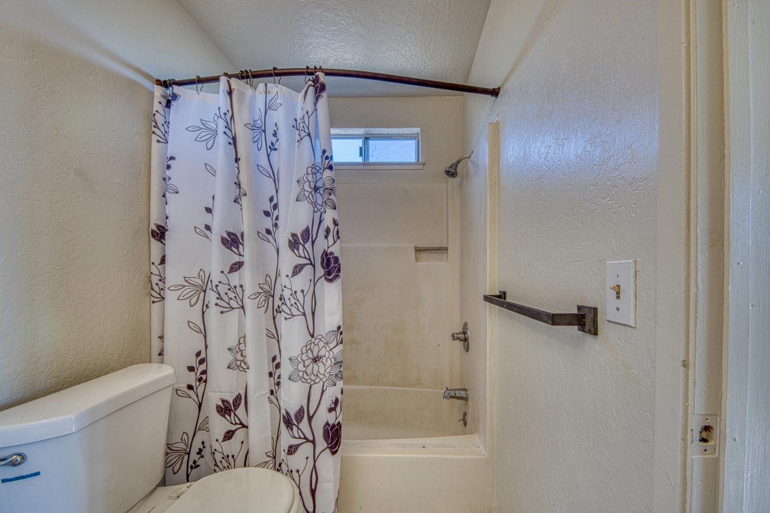 290 Carnoble Dr, Hollister, CA 95023