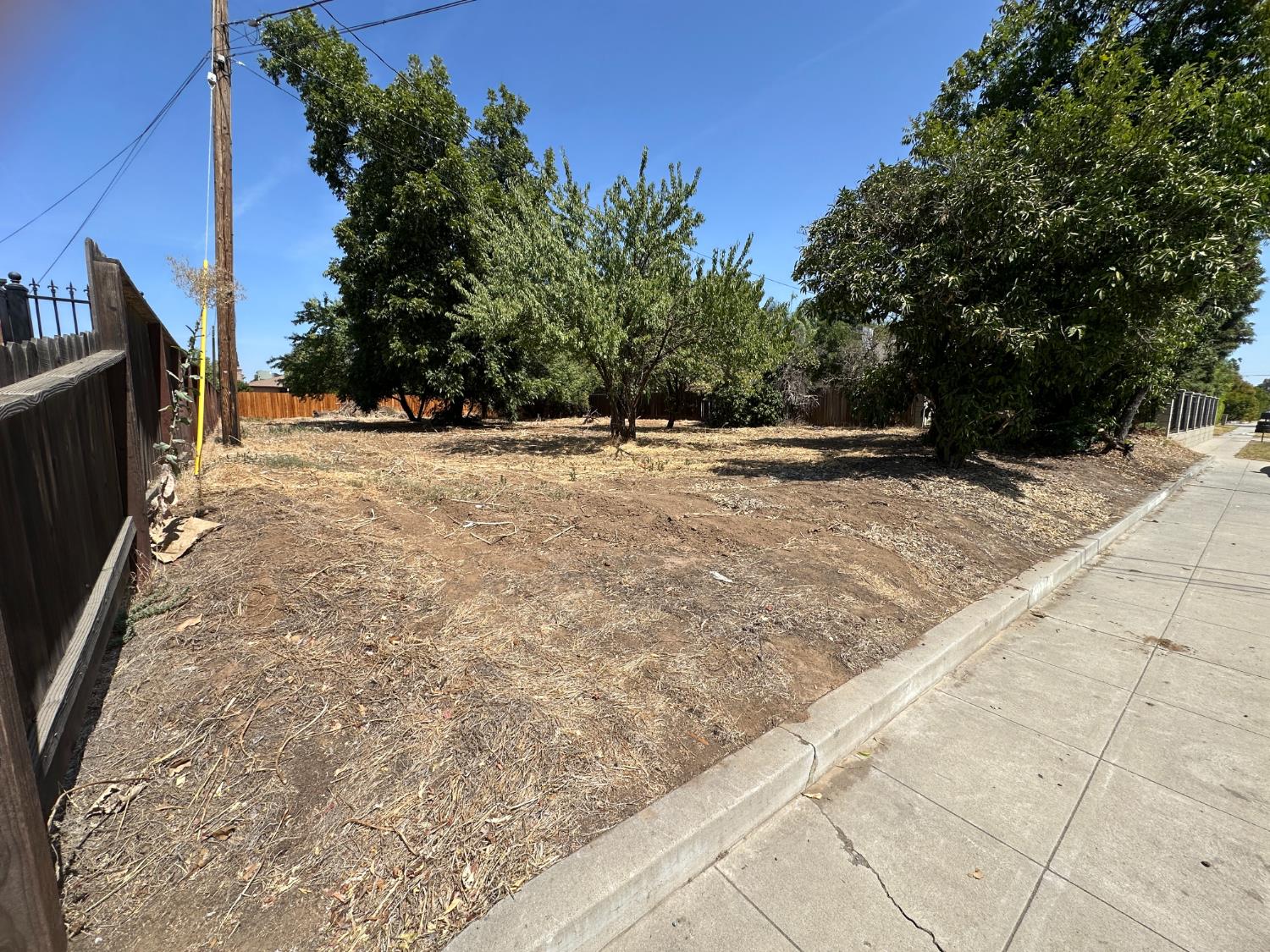5483 E Tulare St, Fresno, CA 93727