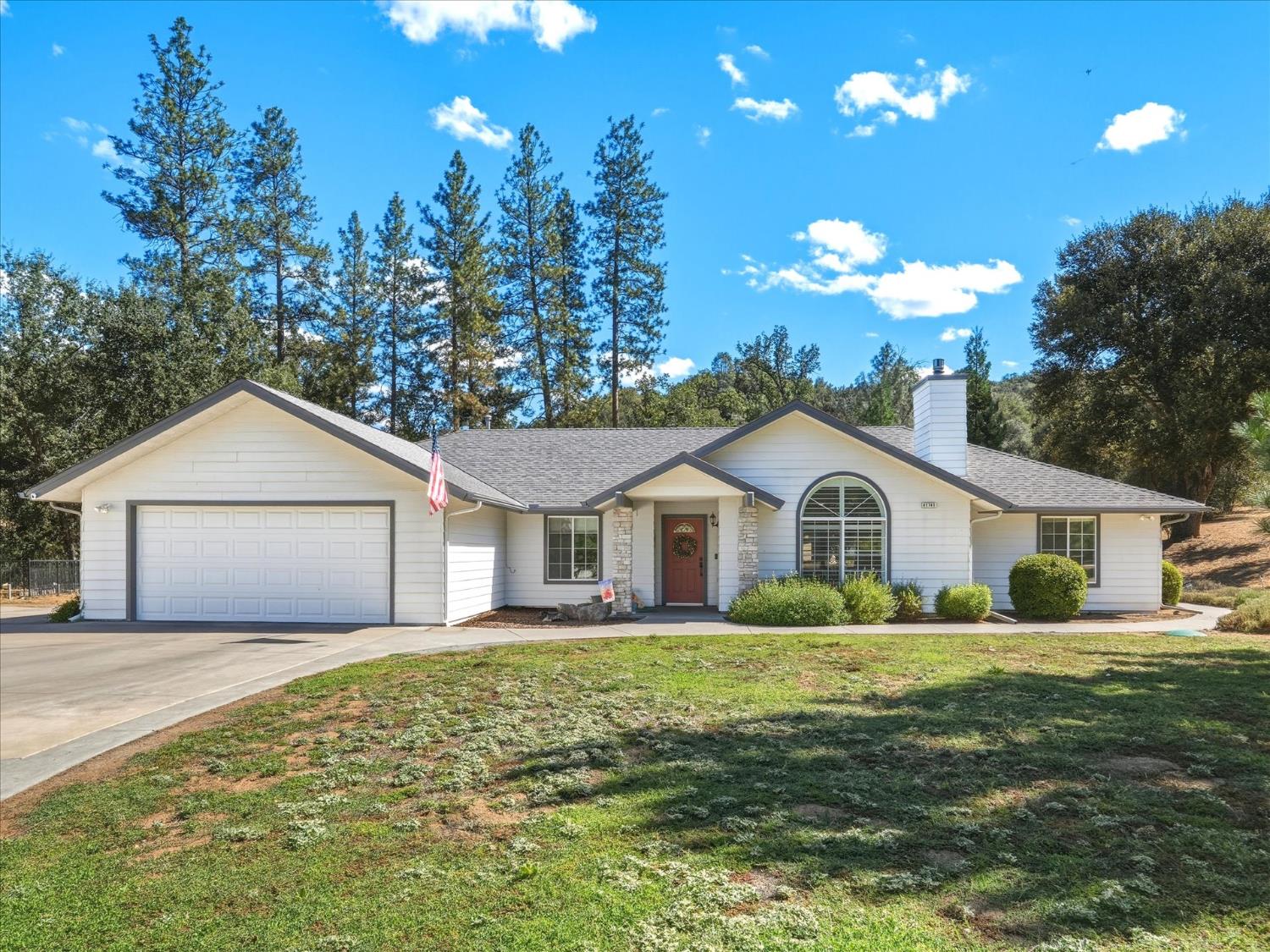 41741 Loch Lomd Ln, Oakhurst, CA 93644
