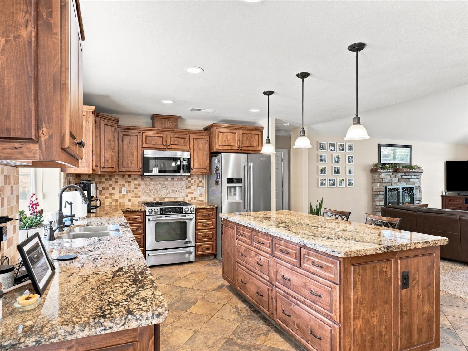 41741 Loch Lomd Ln, Oakhurst, CA 93644